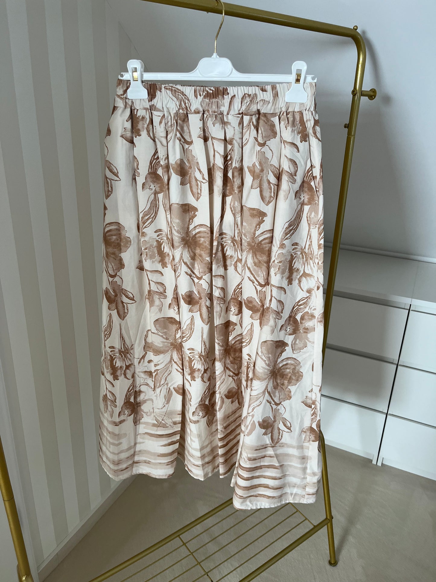 Statementrock in beige und rot