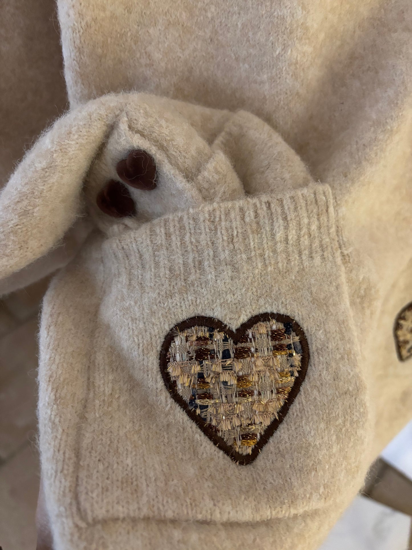 Pulli mit Herzapplikation und Taschen