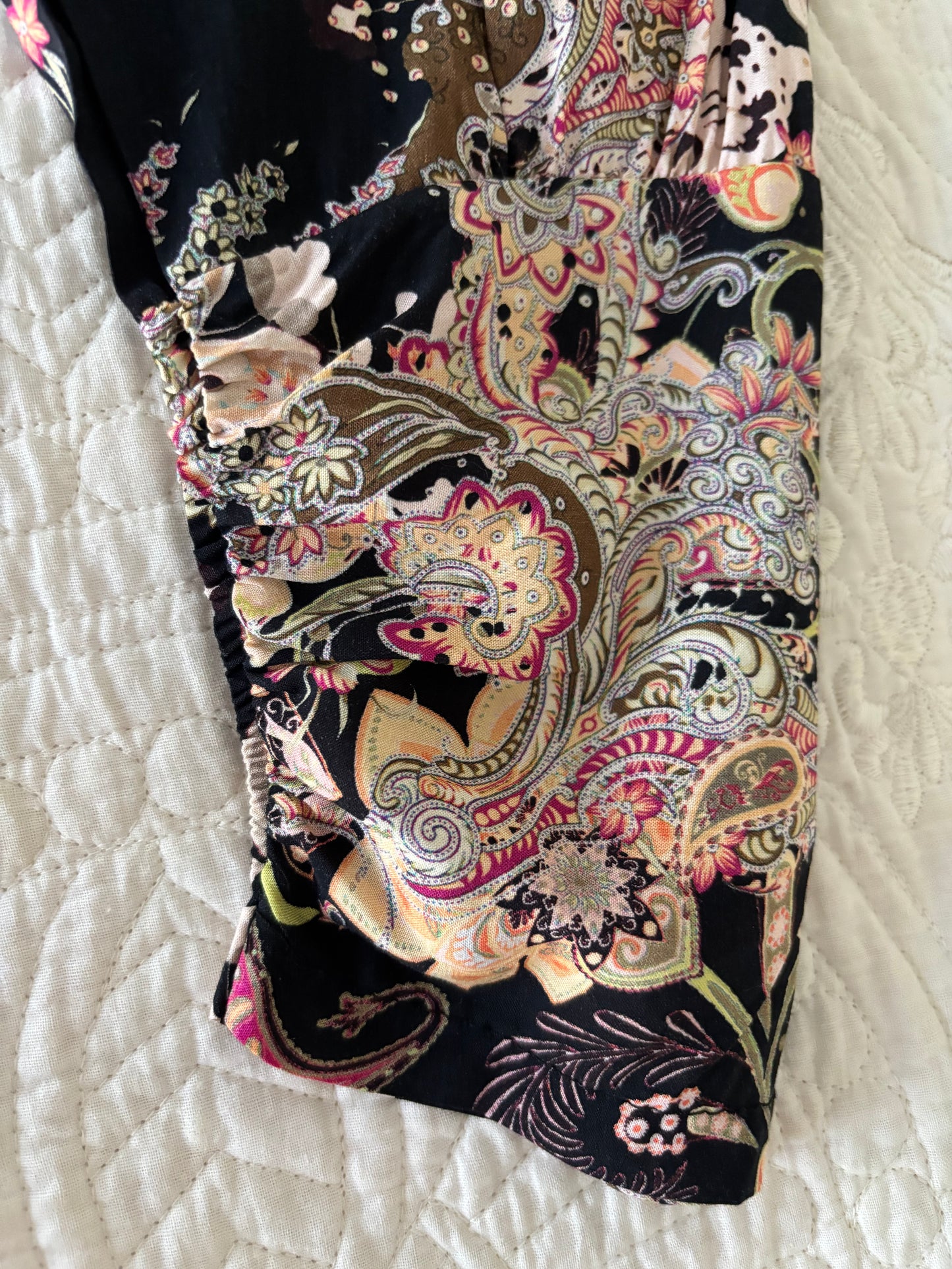 Wadenlanges Kleid mit höherem Beinausschnitt