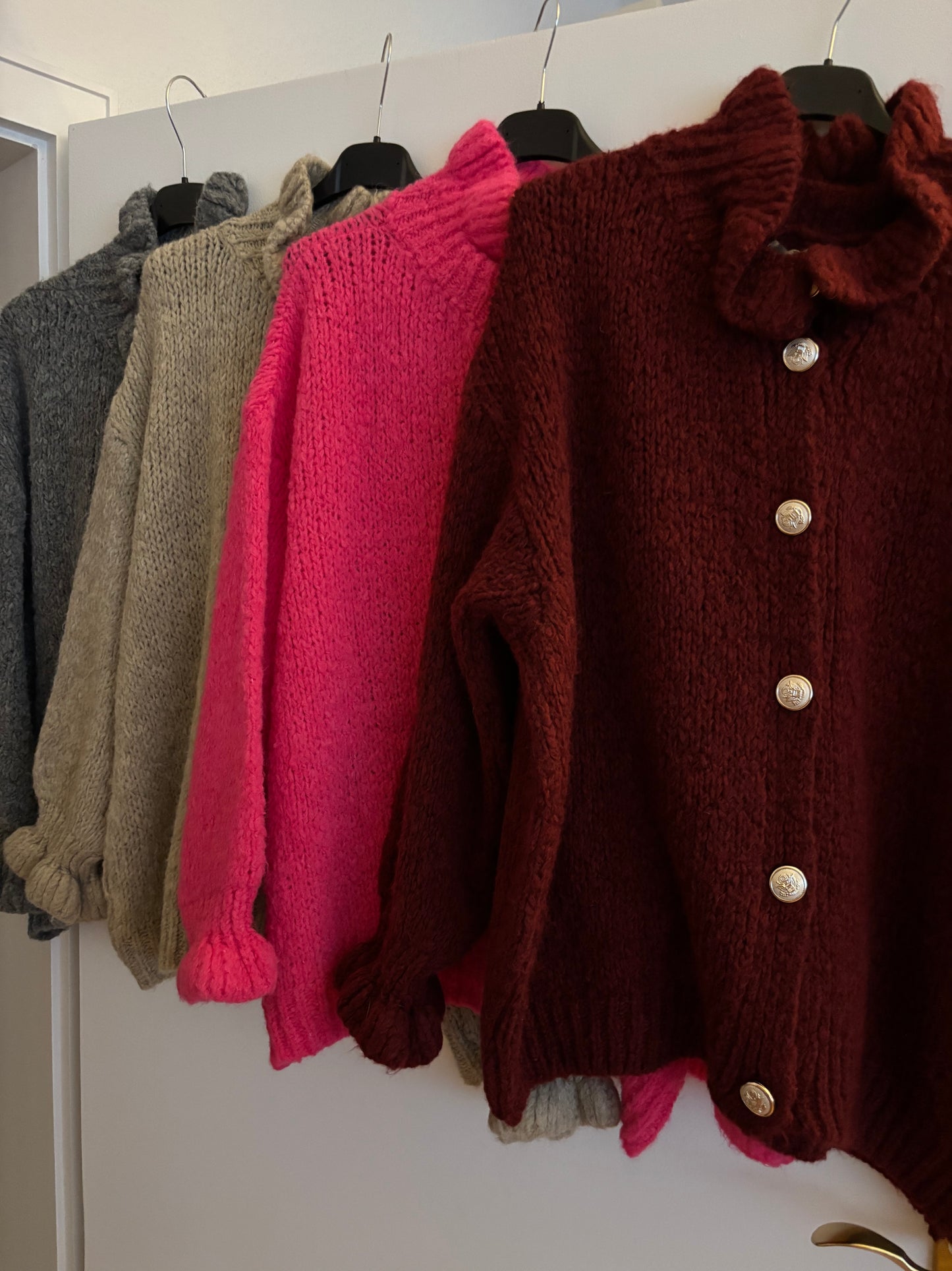 Kuschelige Strickjacke mit Rüschen