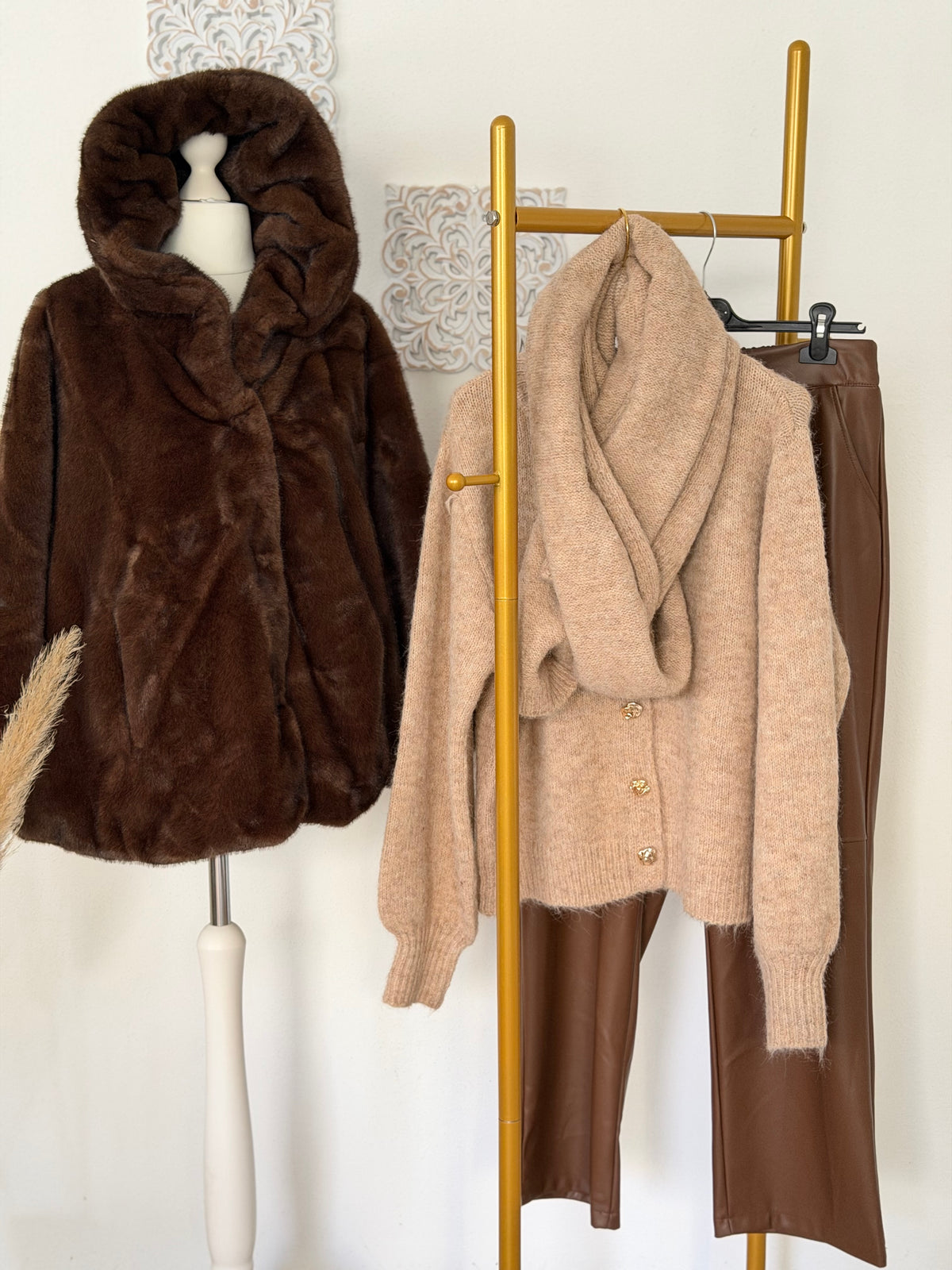 Edle Strickjacke mit Schal