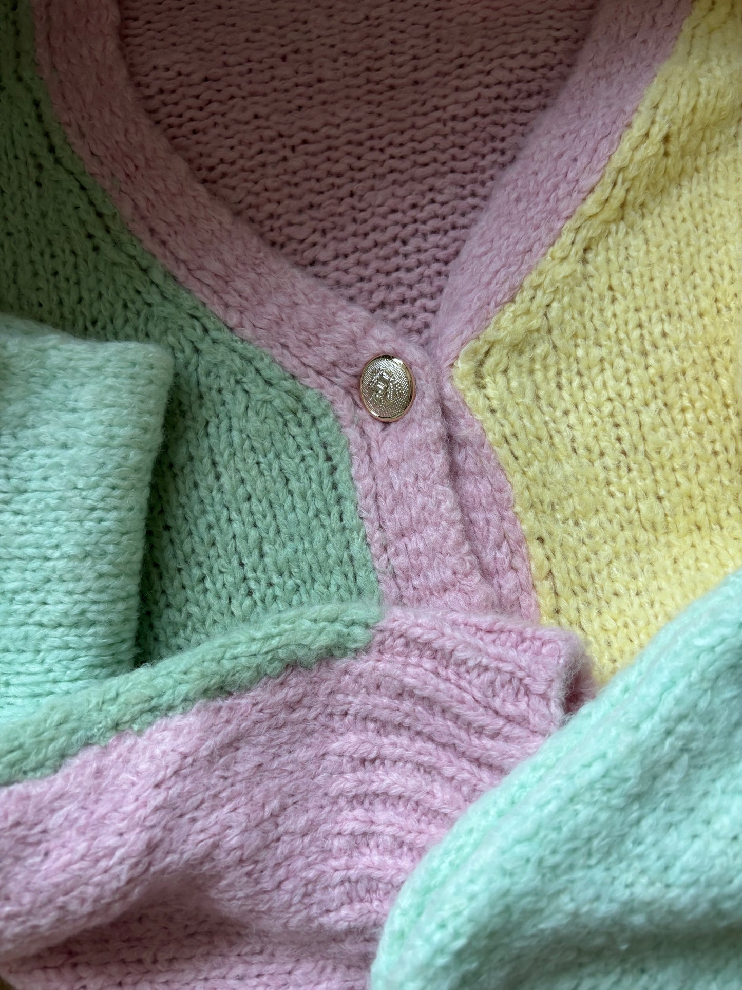 Farbenfrohe Strickjacke