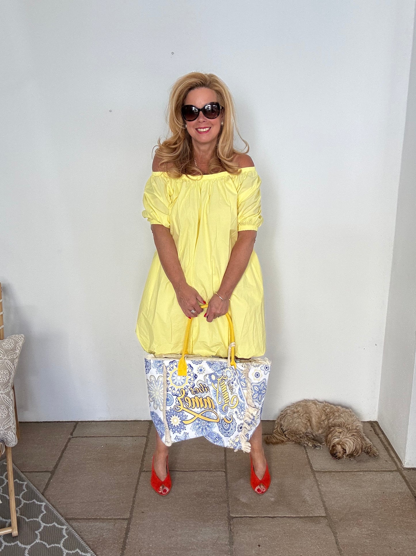 Fröhliches Sommerkleid zitronengelb