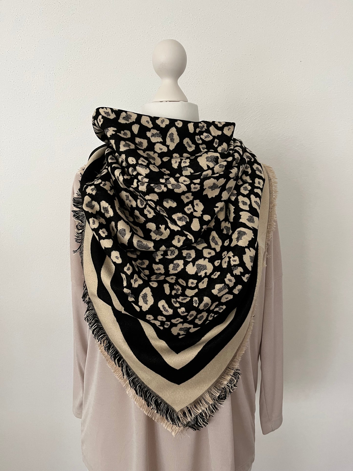 Schal mit Leomuster und Schriftzug an der Seite in zwei Varianten