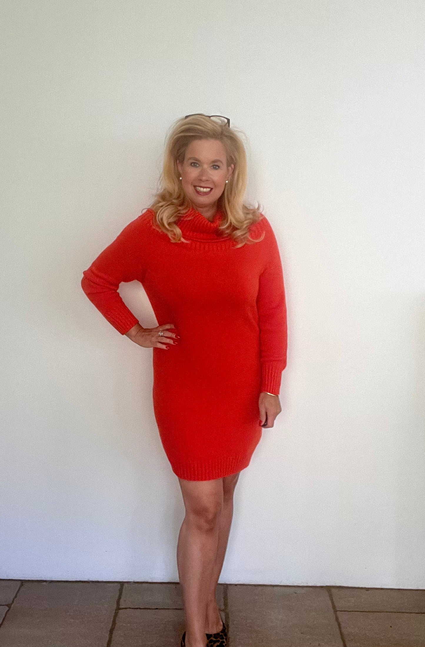 Kurzes Strickkleid mit Rollkragen in zwei Farben