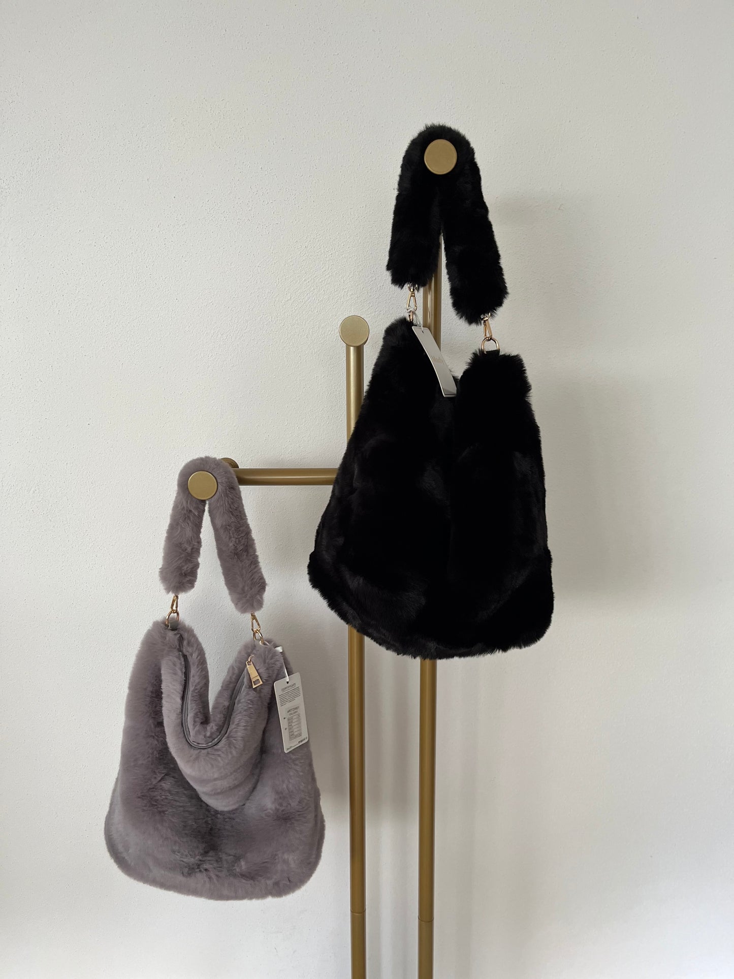 Pelztasche in grau und schwarz