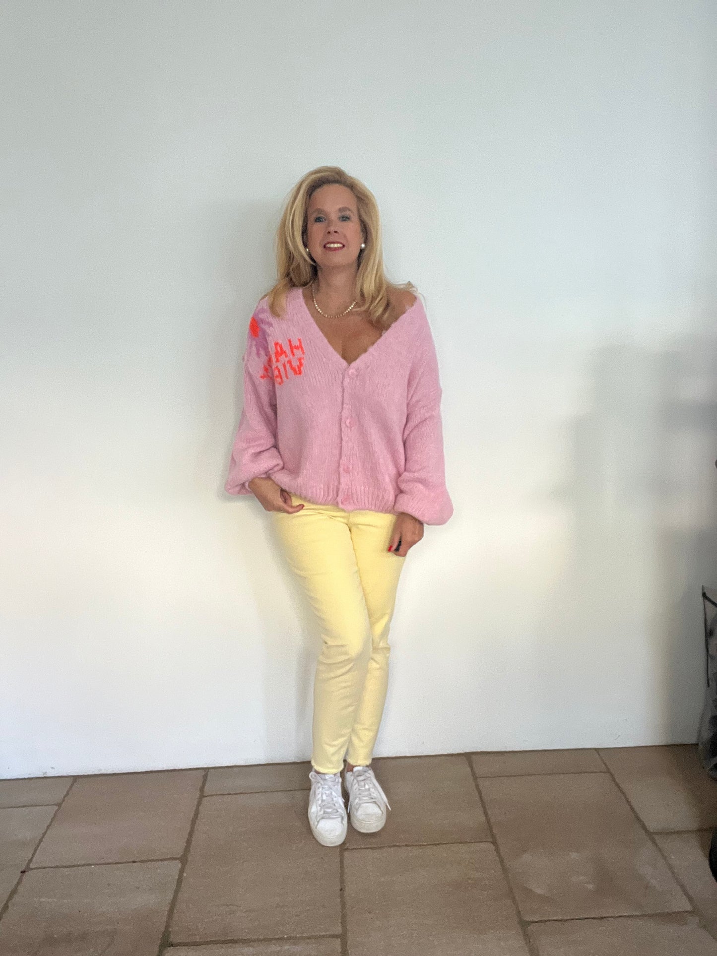Strickjacke mit Aufschrift Happy Vibes