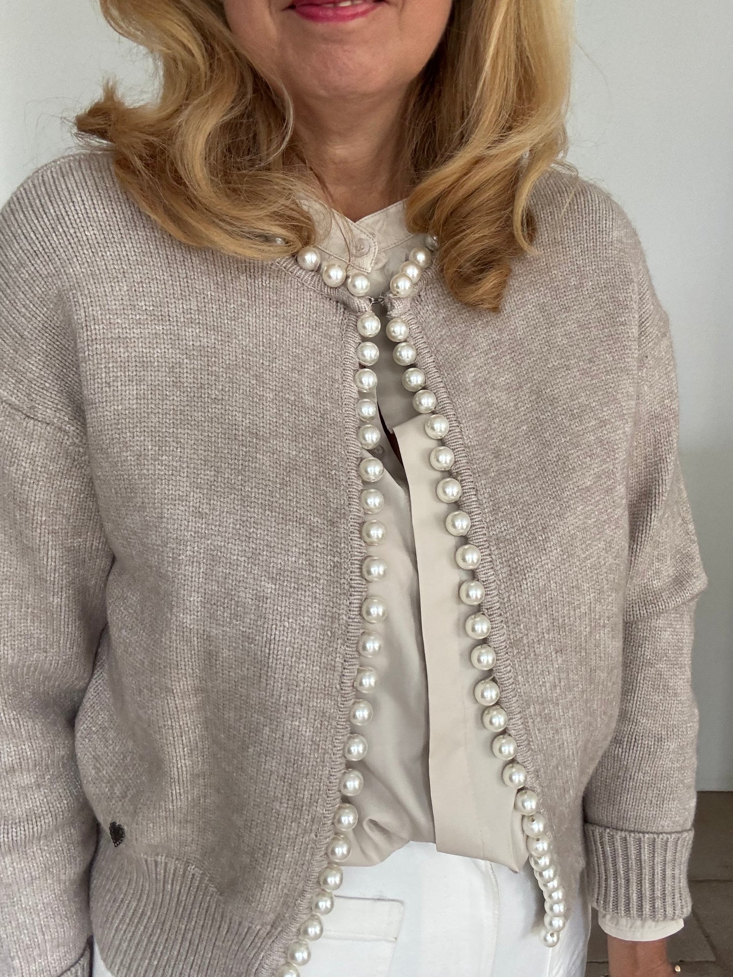 Edle Strickjacke mit Perlenverzierung