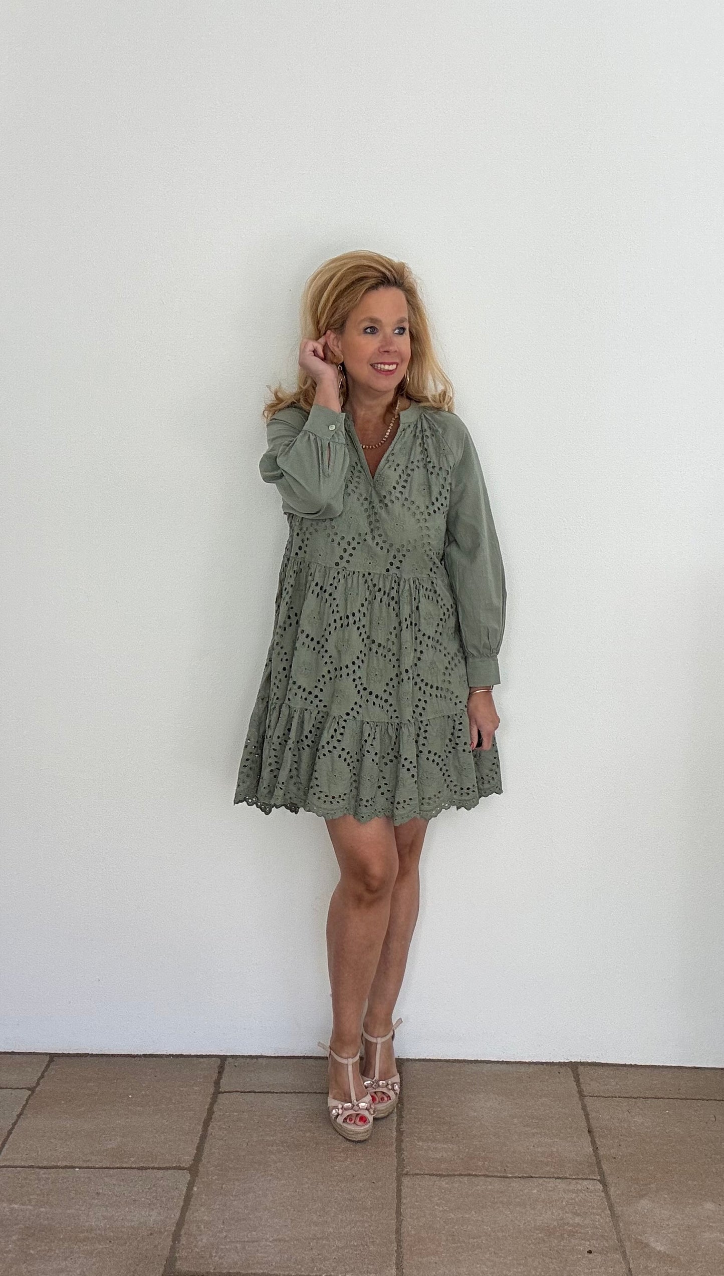 Kurzes Kleid aus Baumwollstickerei