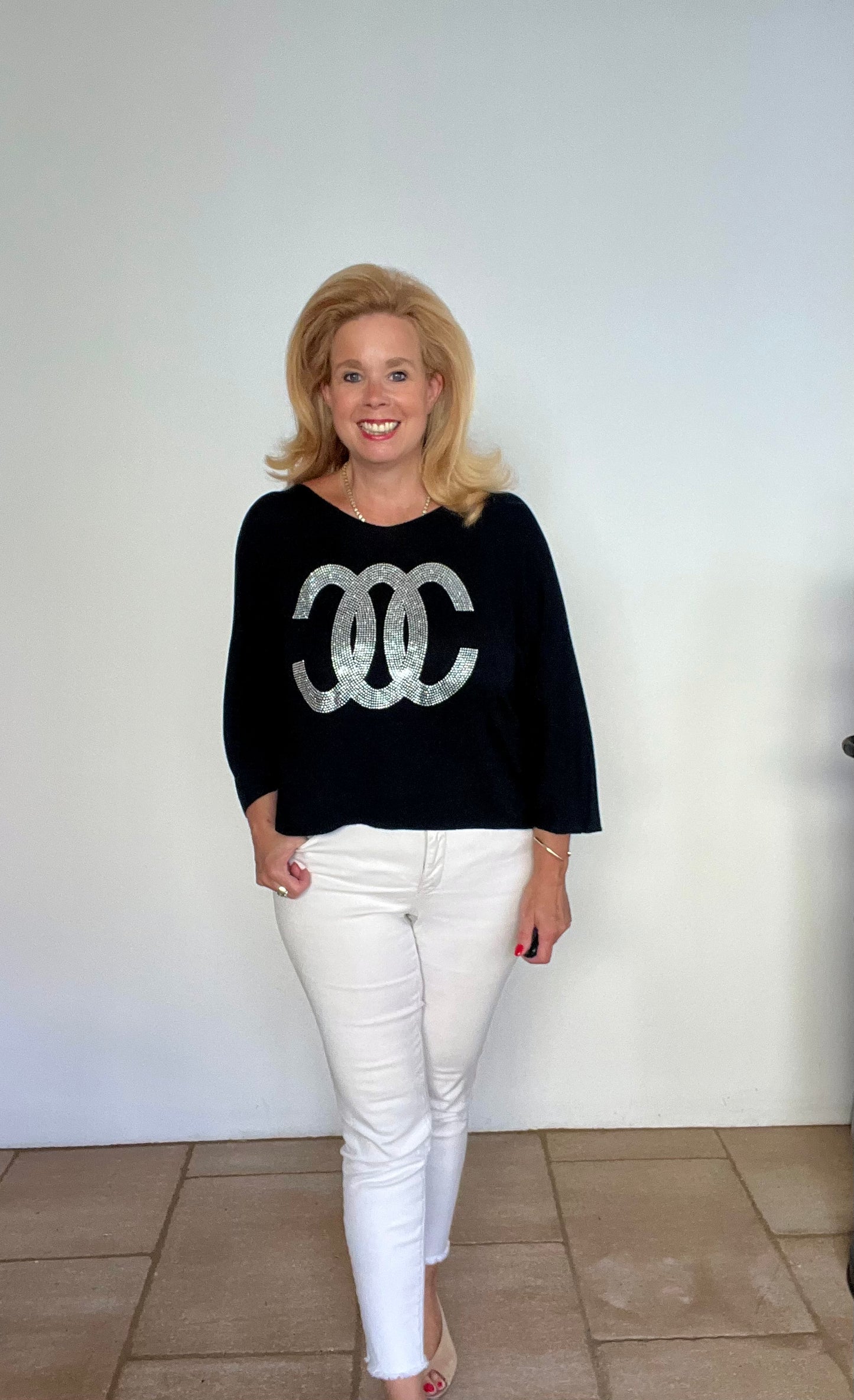 Pullover mit Strassaufschrift in orange und schwarz