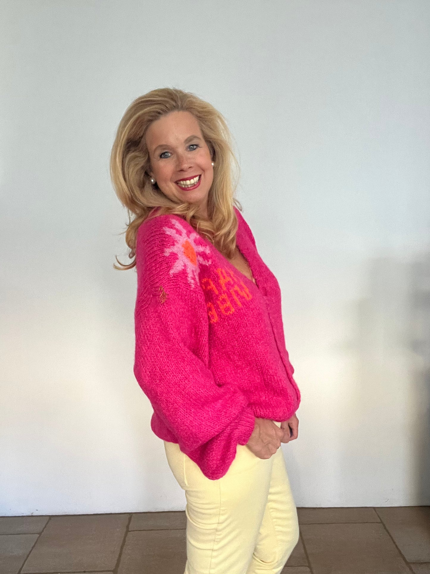 Strickjacke mit Aufschrift Happy Vibes