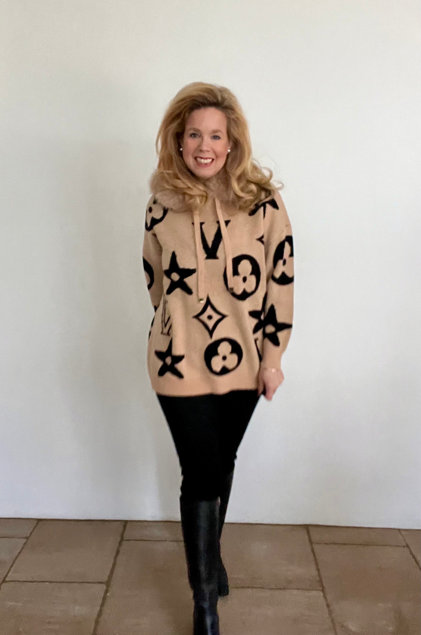 Pullover mit schönem Muster und Kapuze