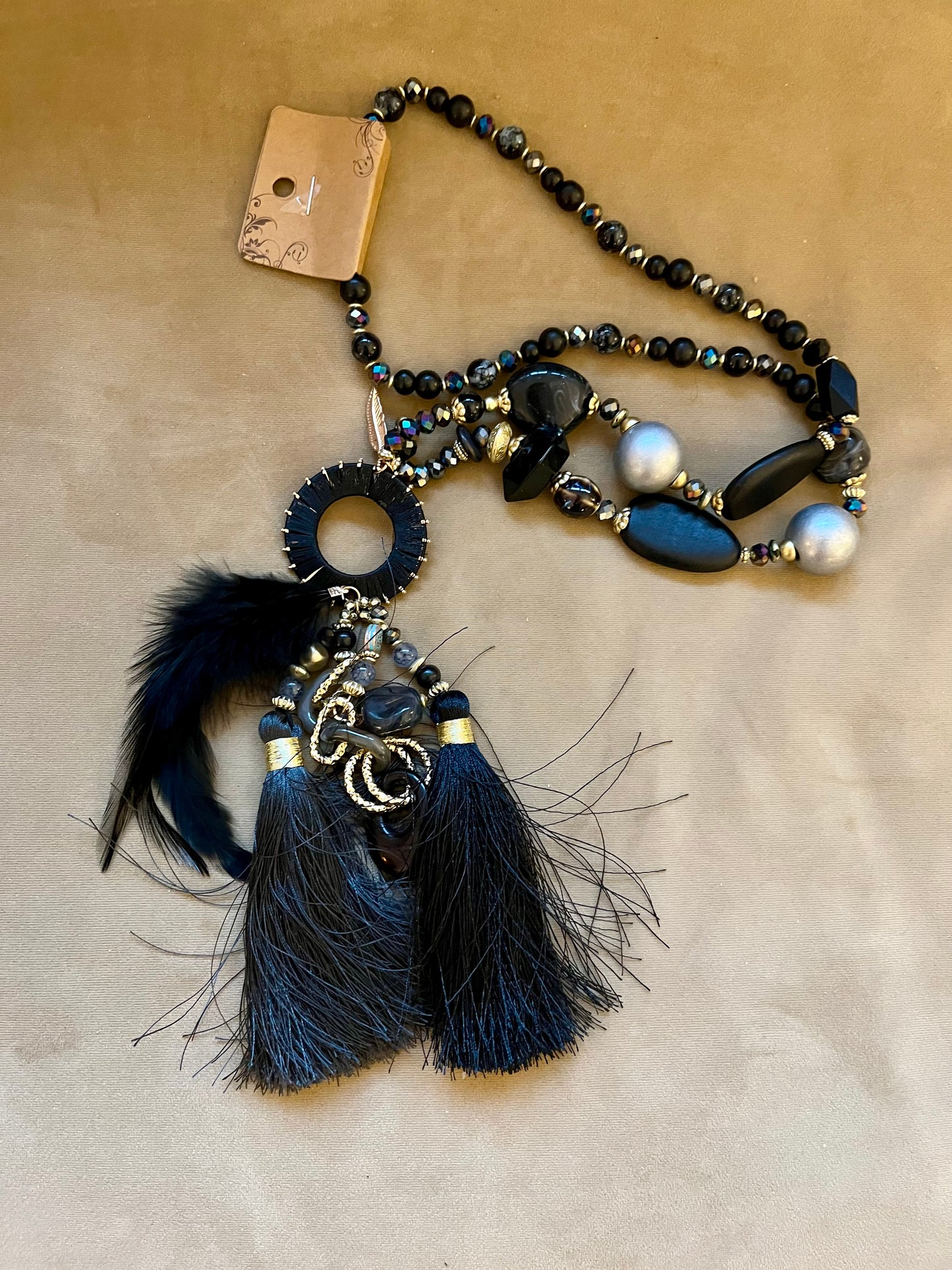 Lange Kette in schwarz mit Federn