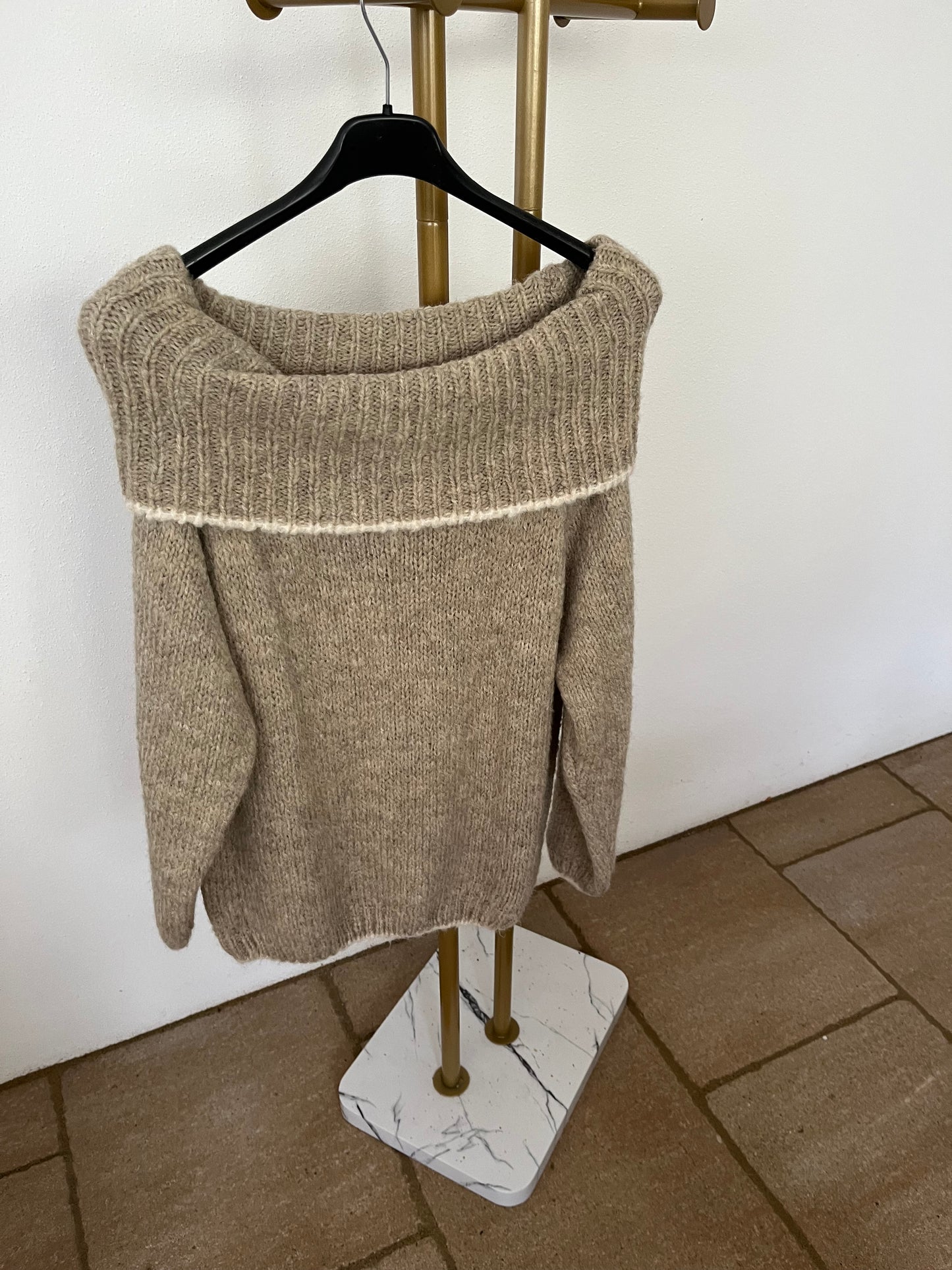 Pullover mit großem Rollkragen in drei Farben