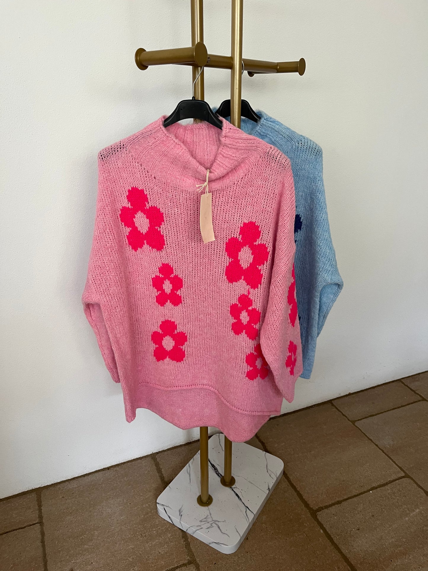 Kuschelpulli mit großen Blumen