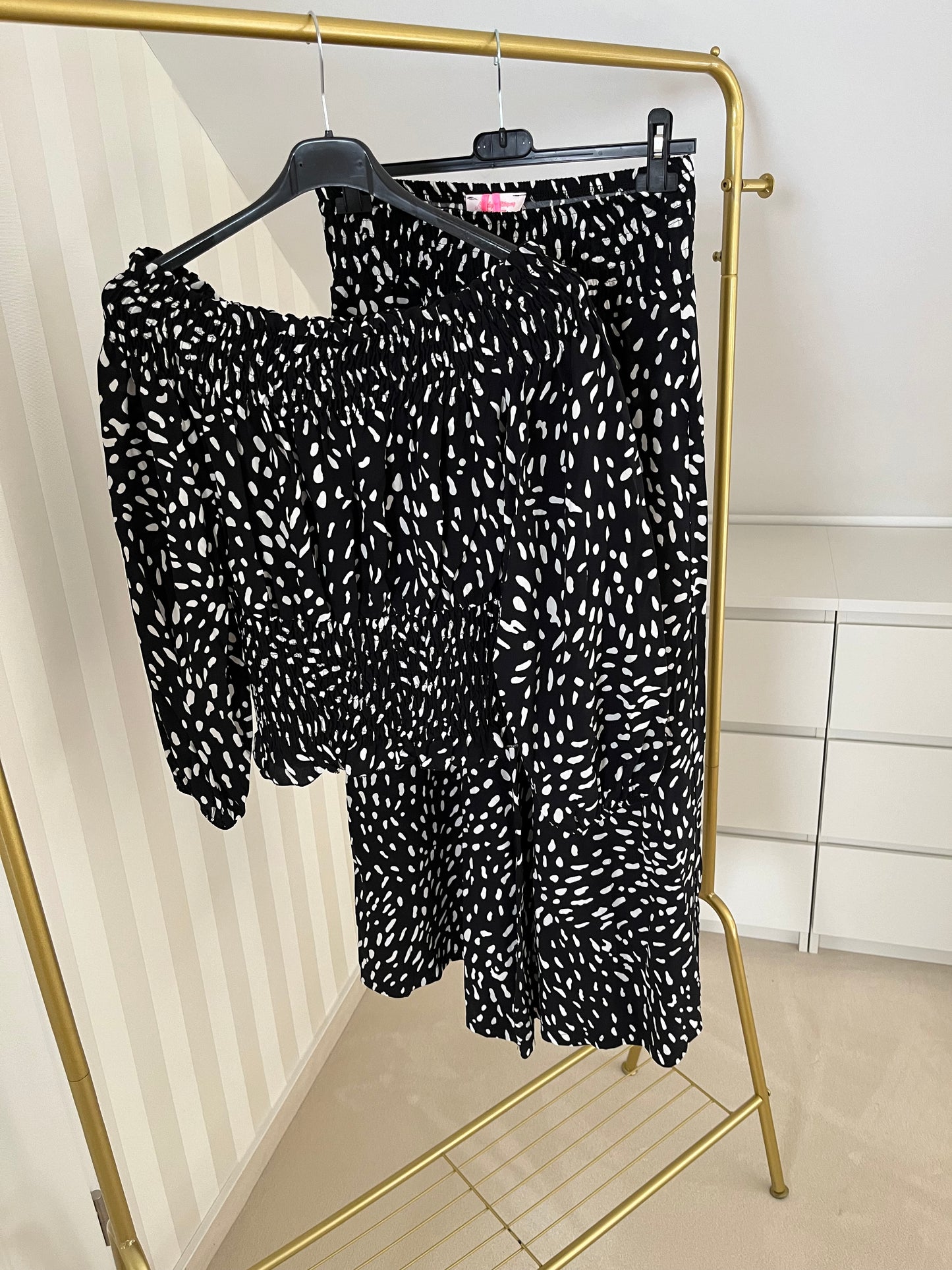 Zweiteiler mit kleinen Polkadots