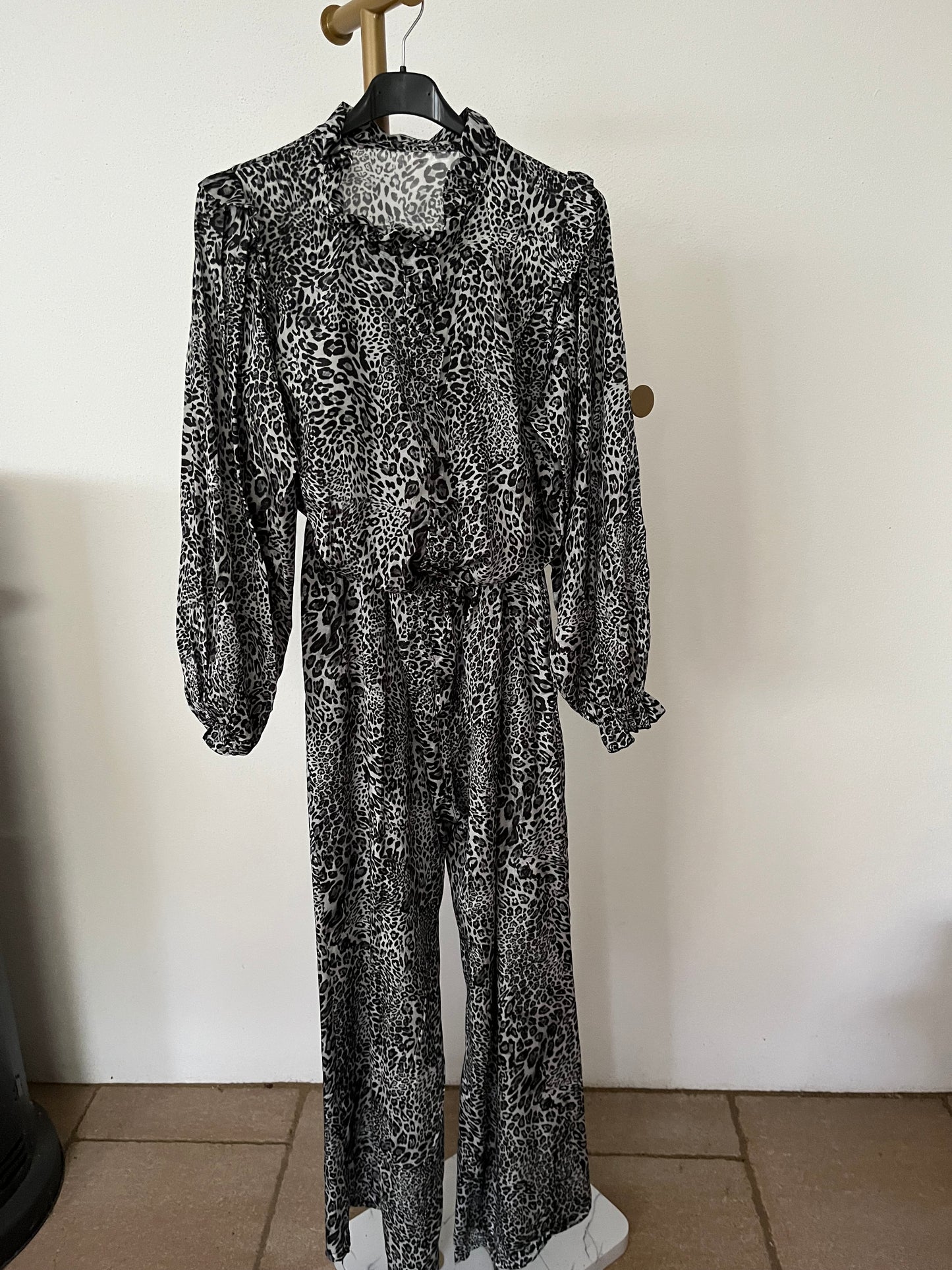 Zweiteiler im Leolook in zwei Farbvarianten