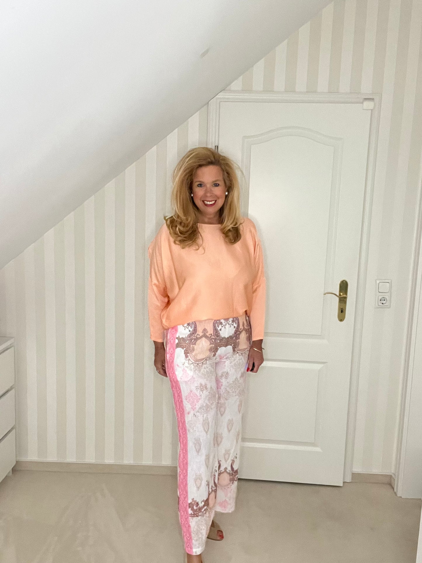 Weite Hose mit wunderschönem Muster pink/lachs und hellbraun/lachs