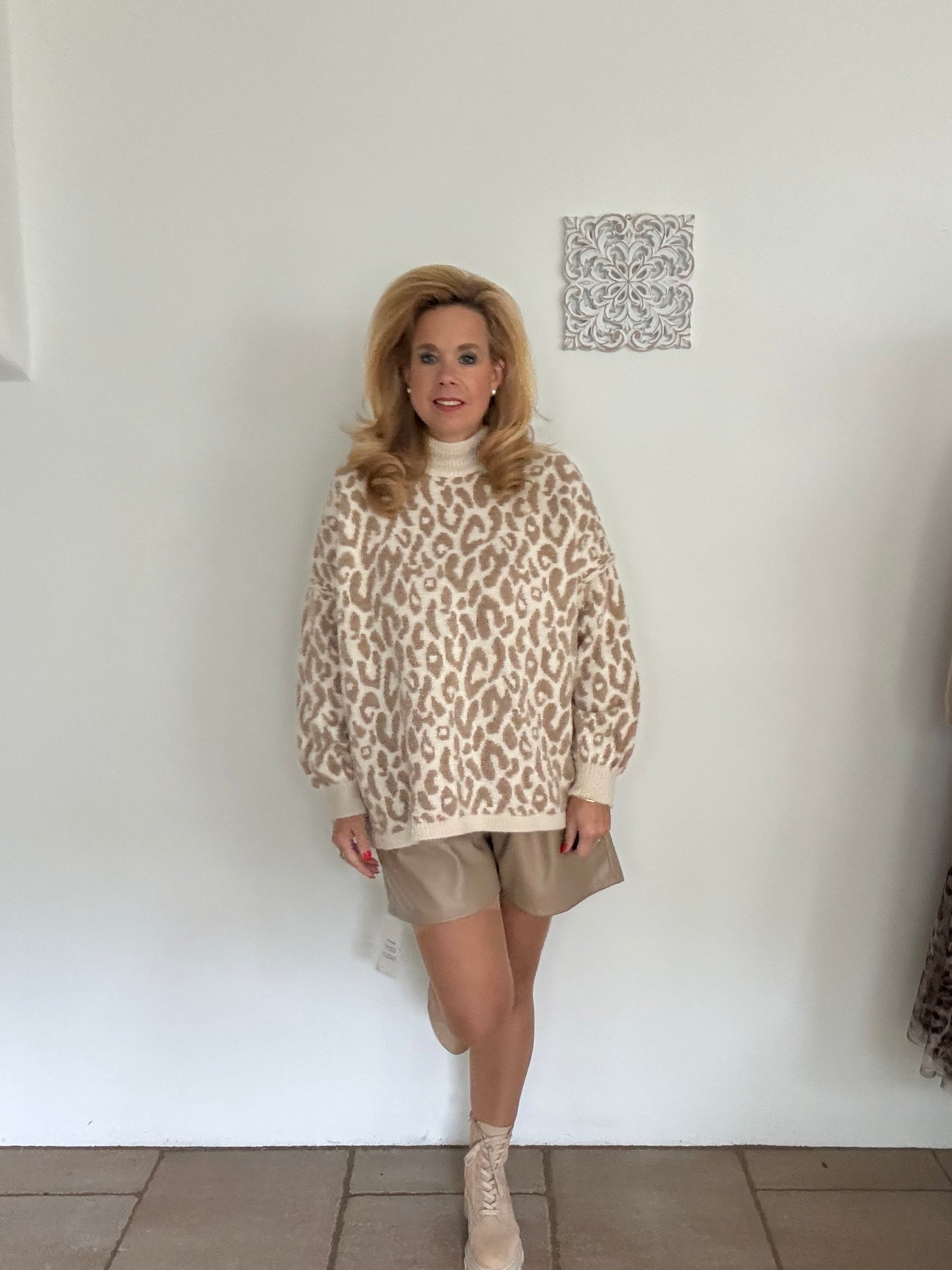 Kuschelpulli im dezenten Leodesign