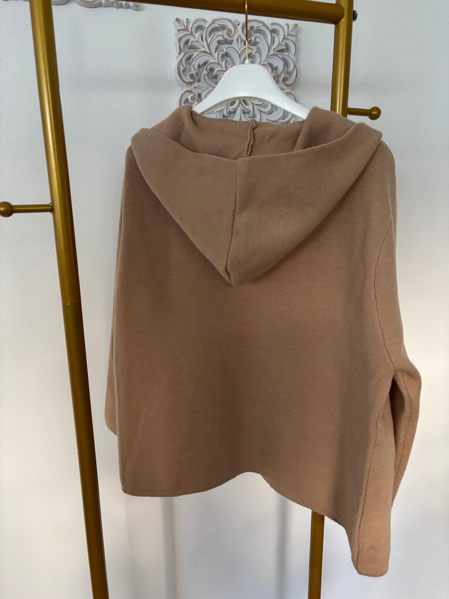 Sportive Jacke mit Kapuze