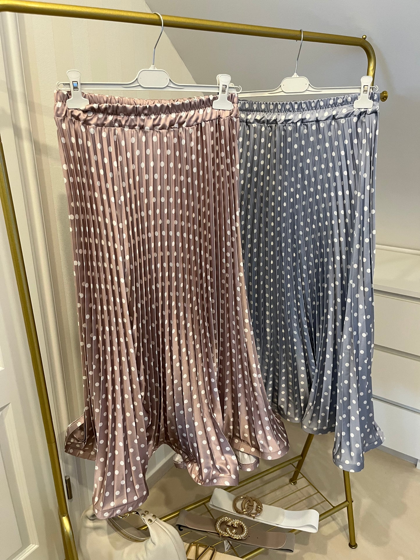 Faltenrock mit Polkadots in zwei Farben