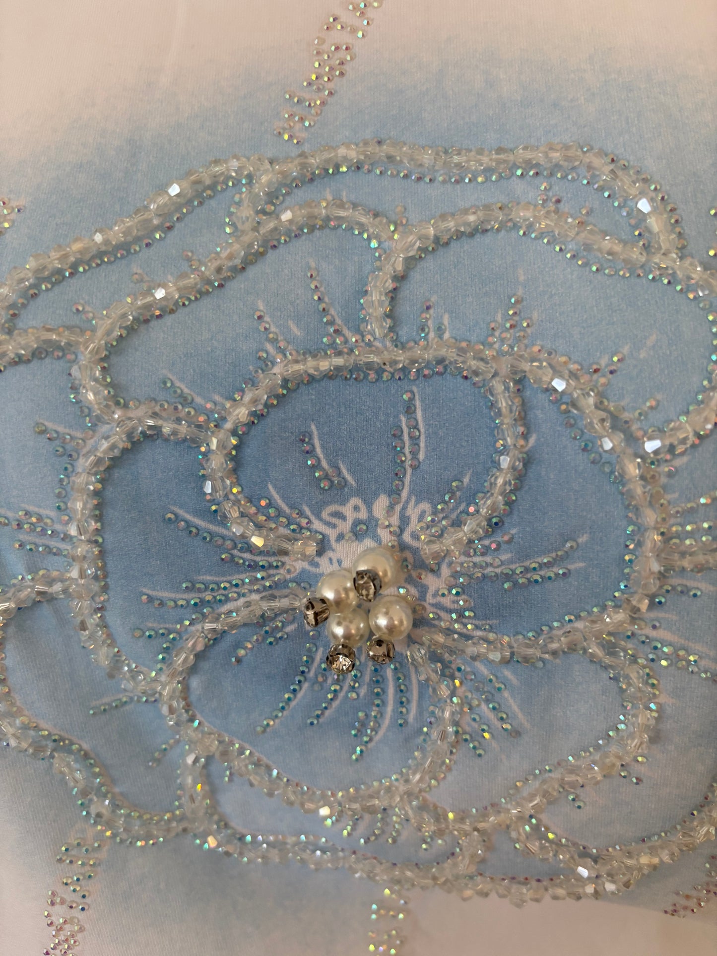 T-Shirt mit blauer Blüte