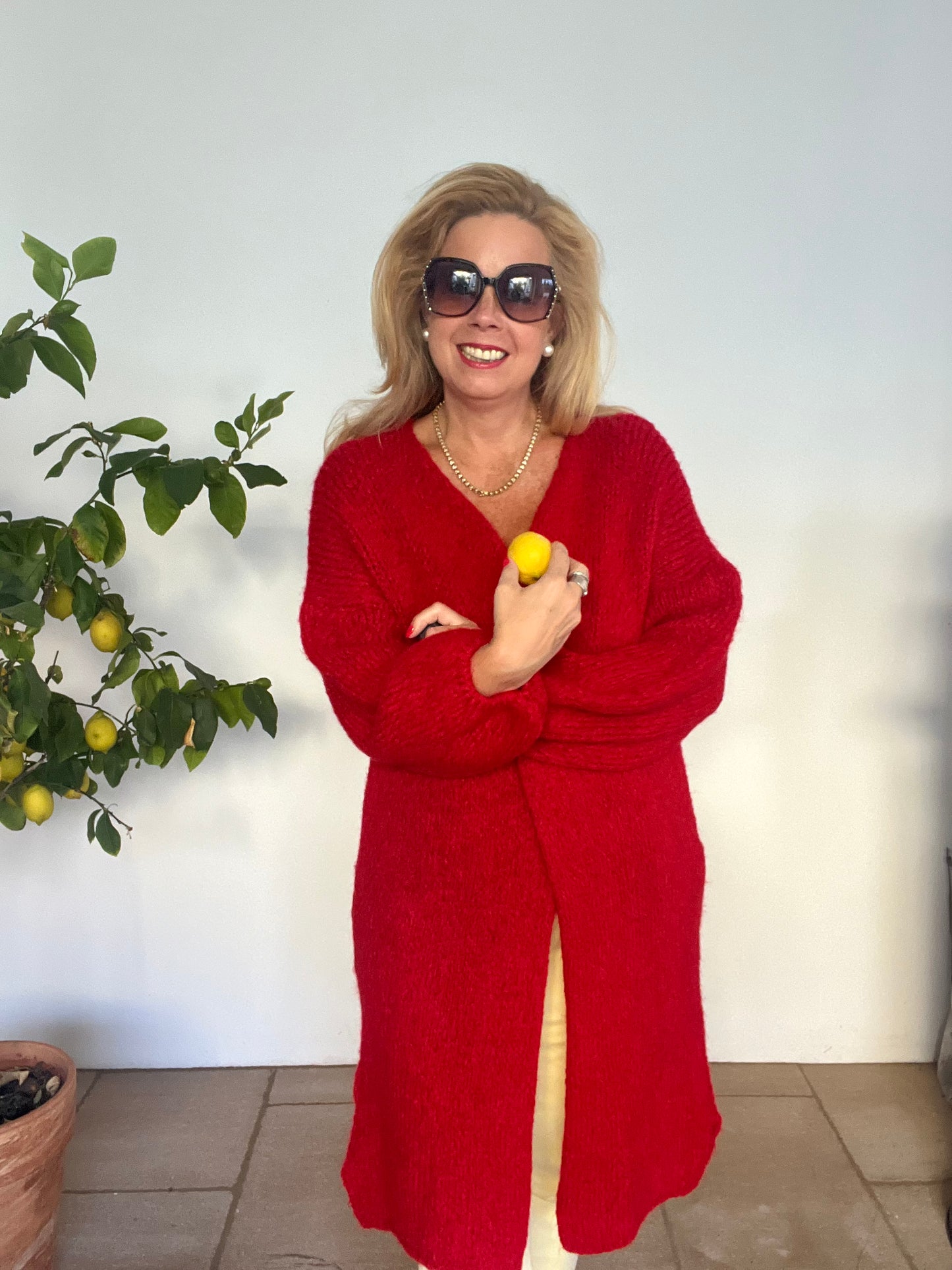 Strickmantel lemon in rot, hellgrau und oliv