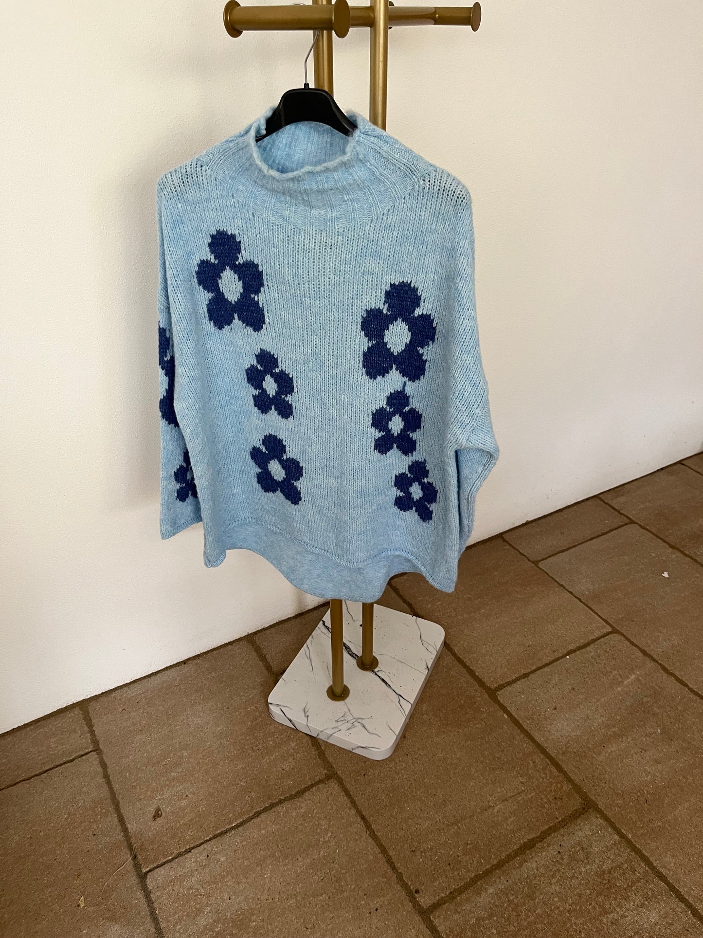 Kuschelpulli mit großen Blumen