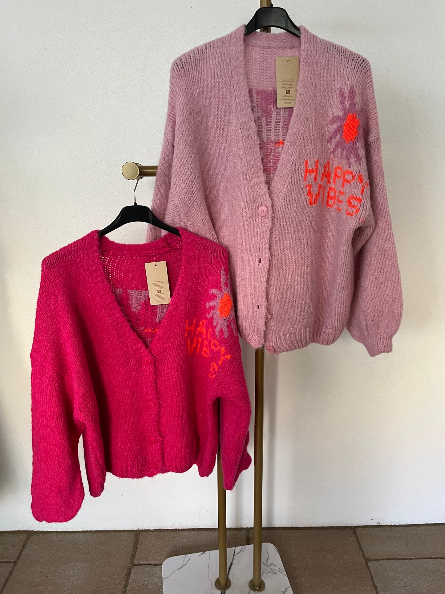 Strickjacke mit Aufschrift Happy Vibes