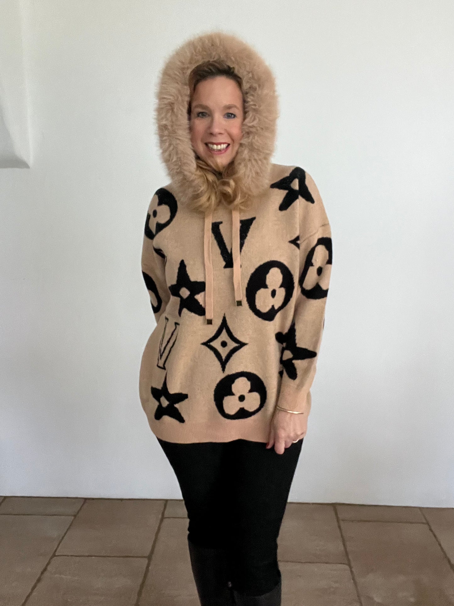 Pullover mit schönem Muster und Kapuze