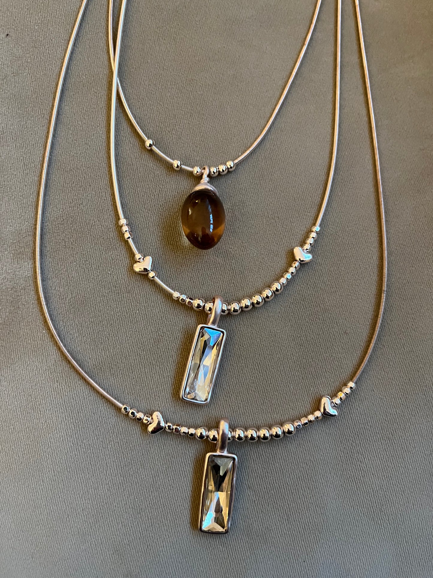 Goldene Kette mit bernsteinfarbenen Steinen