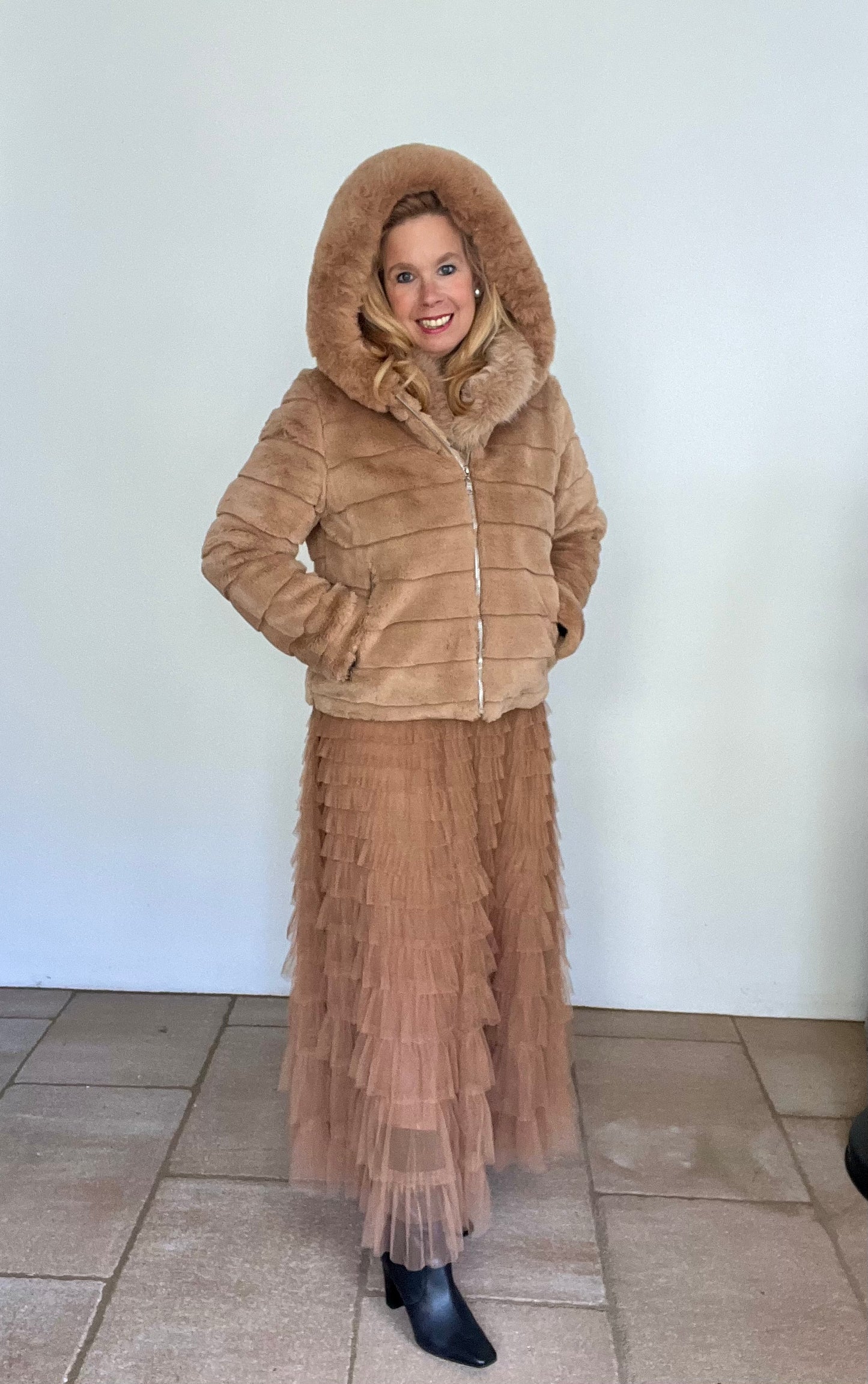 Pelzjacke kurz in schwarz und camel mit Kapuze