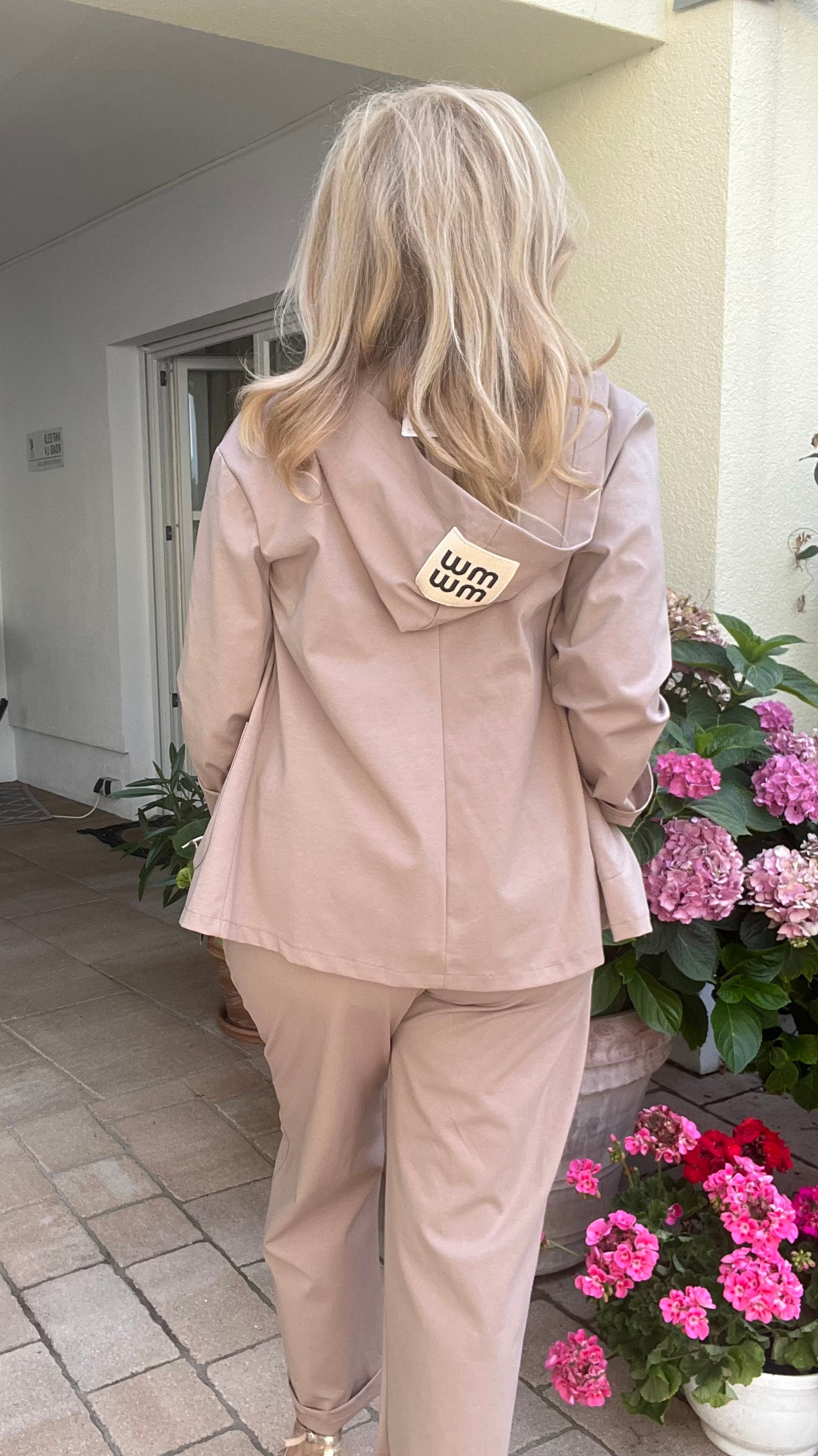 Hosenanzug mit Kapuzenjacke