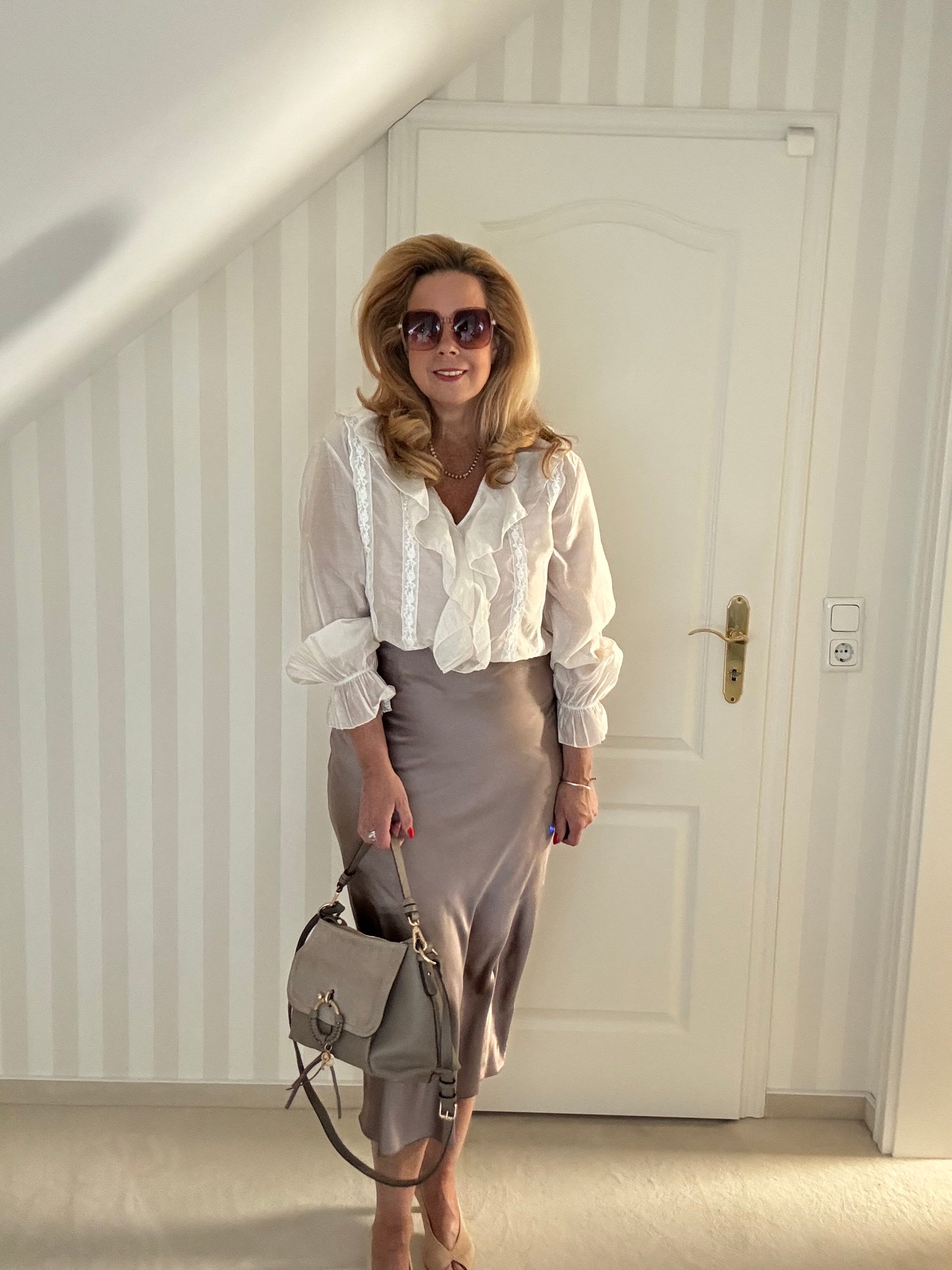 Enger Satinrock taupe