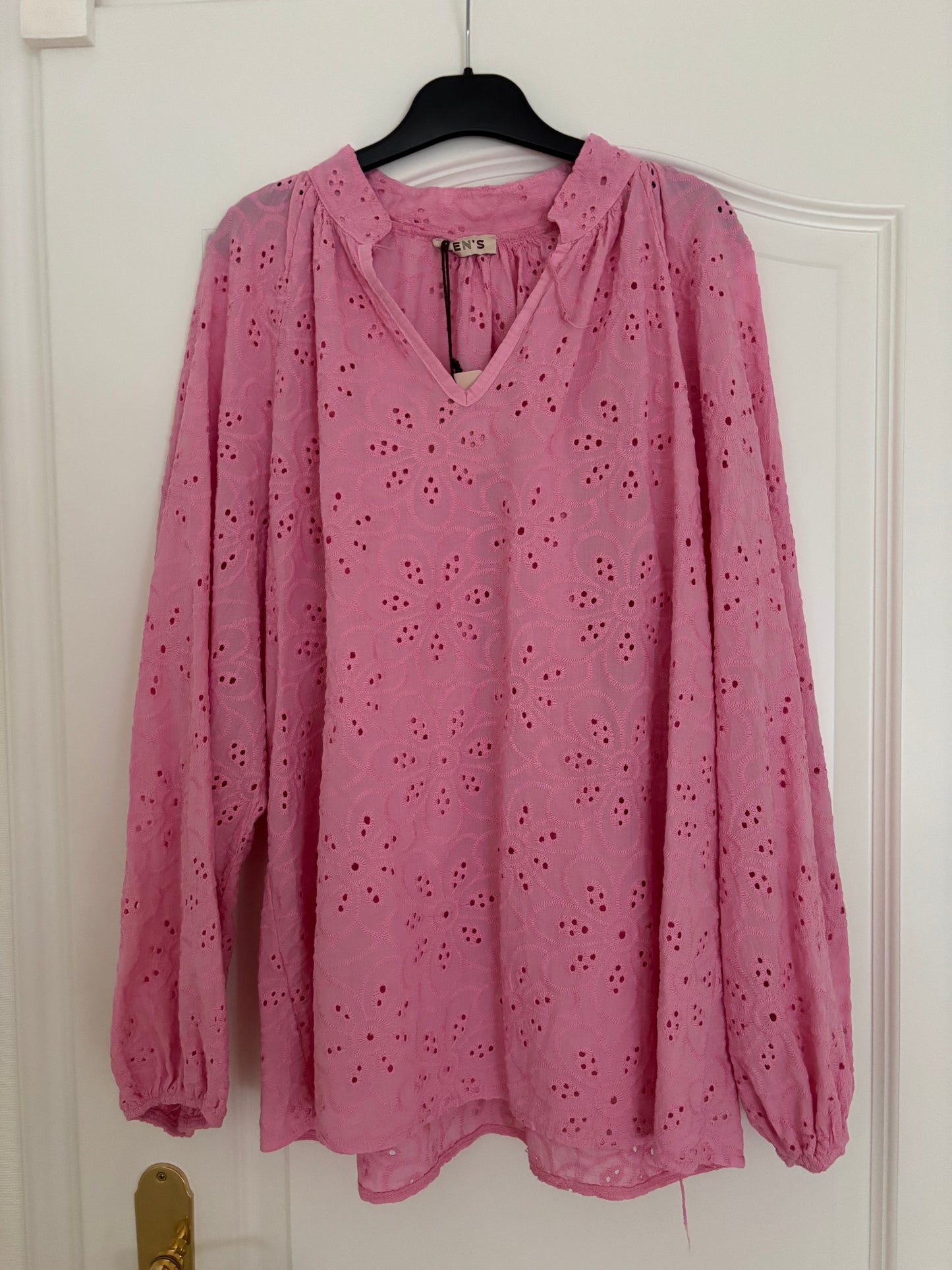 Bluse in Lochstickerei in zwei Farben