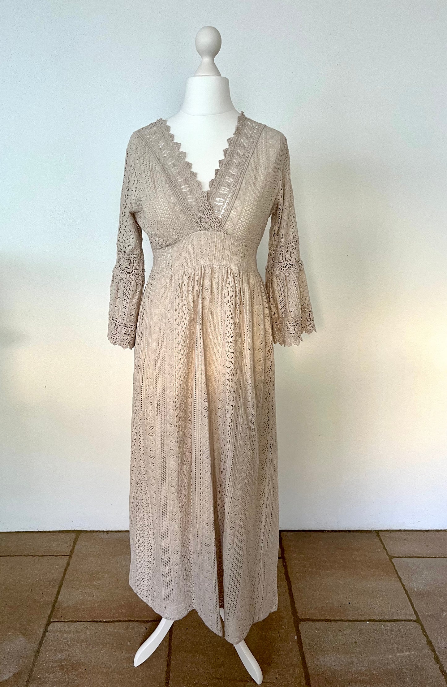 Kleid aus elastischer Spitze