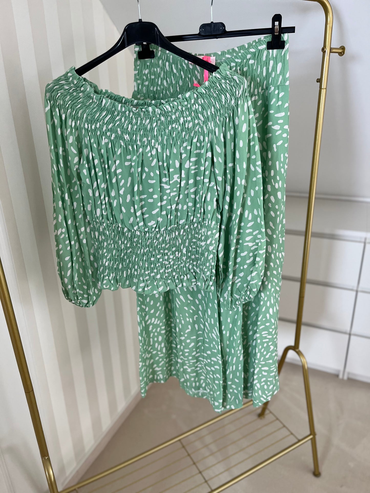 Zweiteiler mit kleinen Polkadots