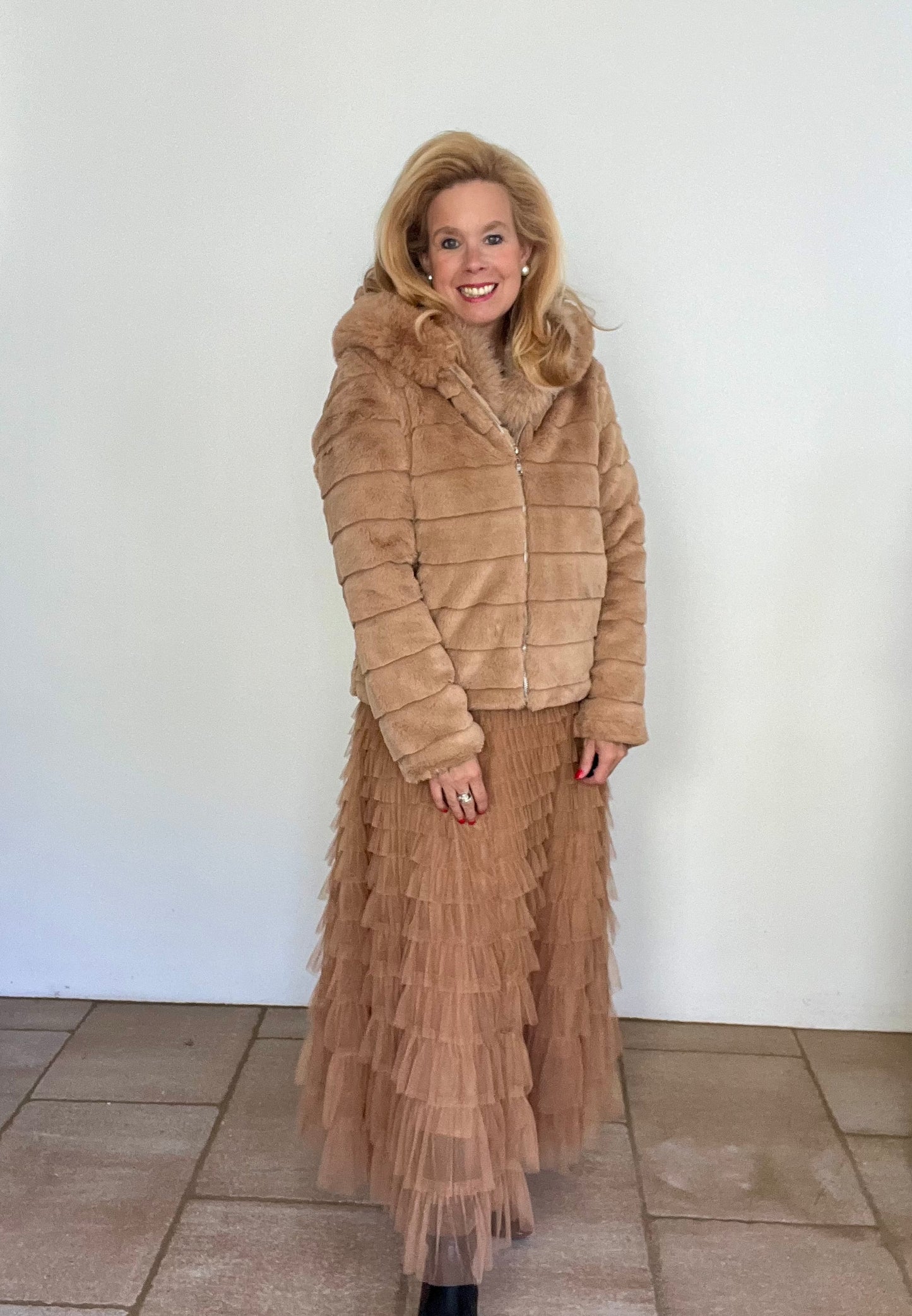 Pelzjacke kurz in schwarz und camel mit Kapuze