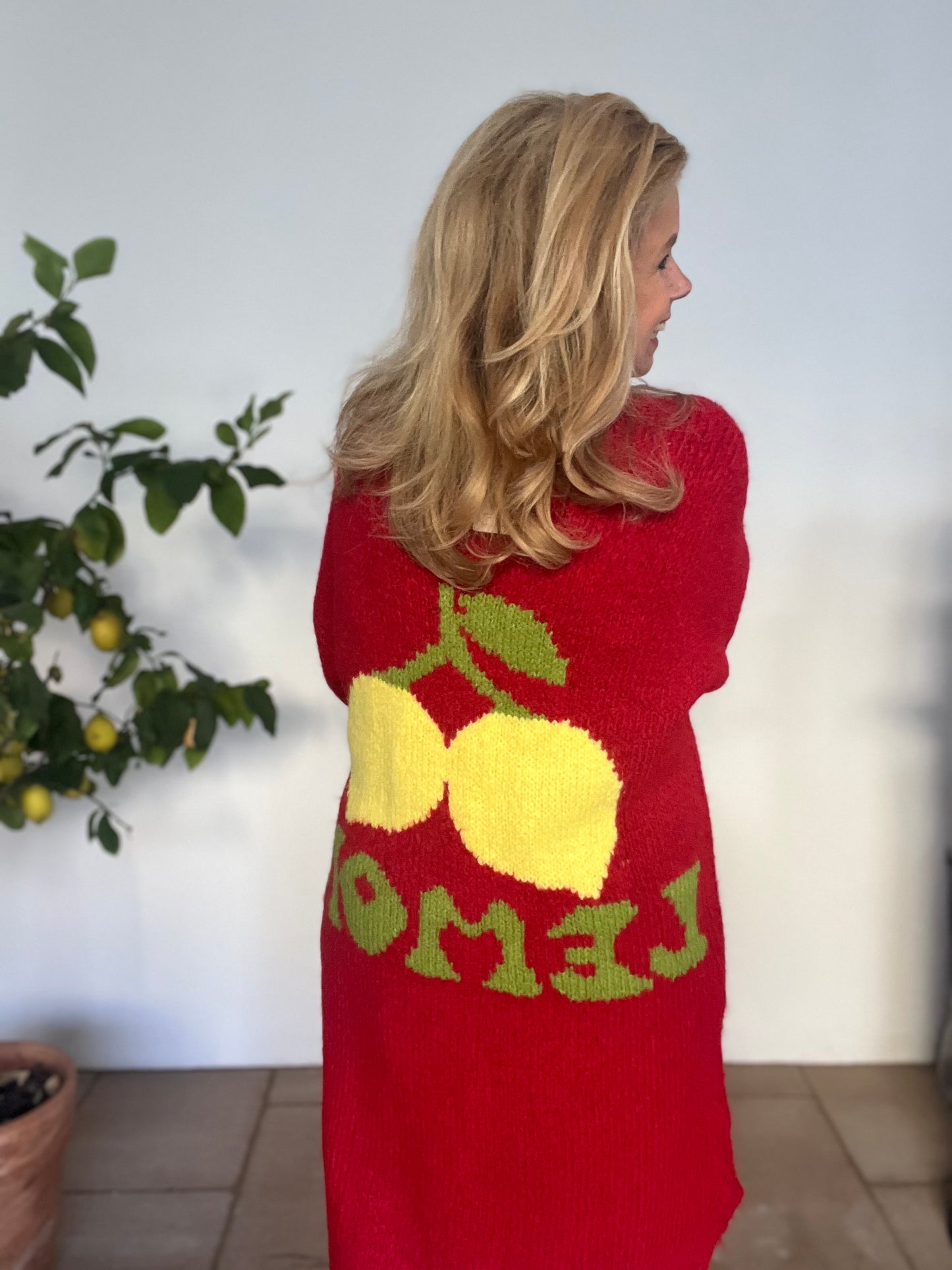 Strickmantel lemon in rot, hellgrau und oliv