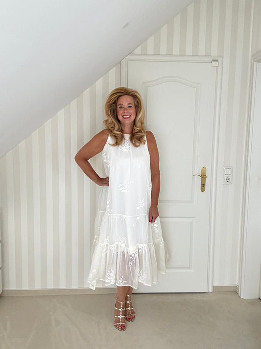 Zartes besticktes Kleid