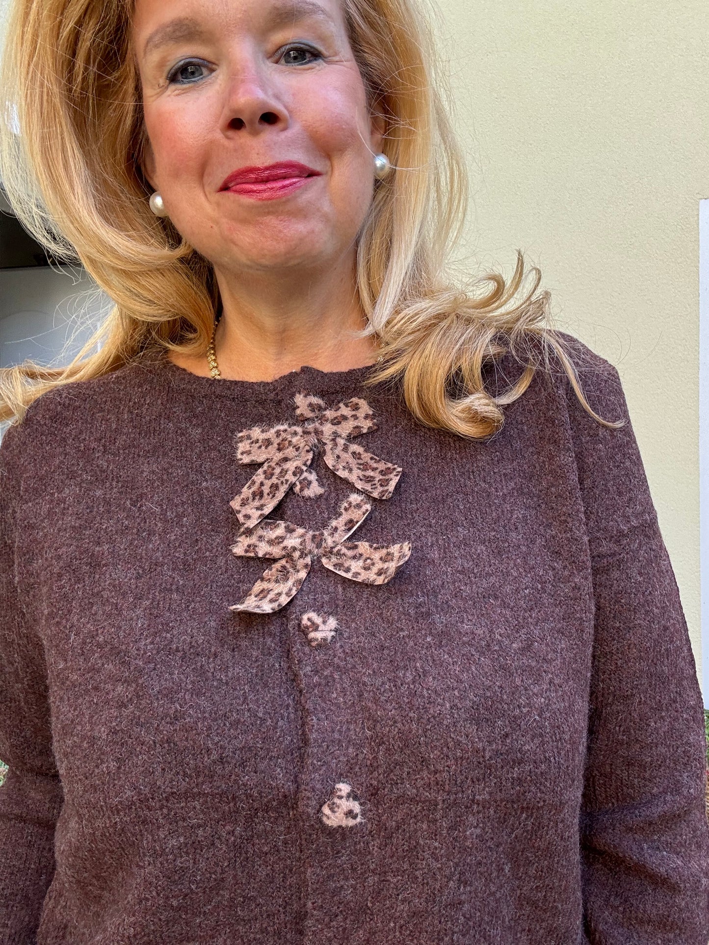 Softes Strickjäckchen mit Leoschleife