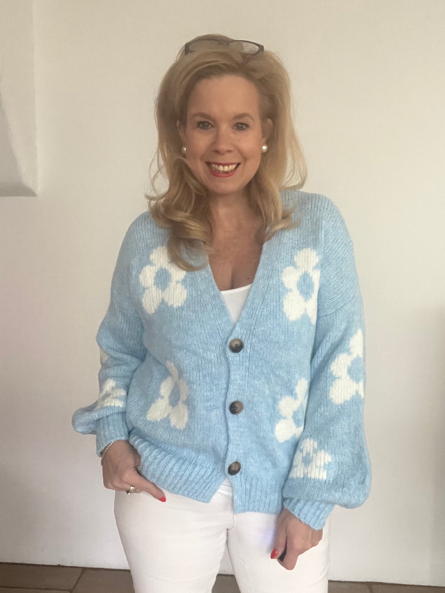 Kuschelstrickjacke mit Blumen