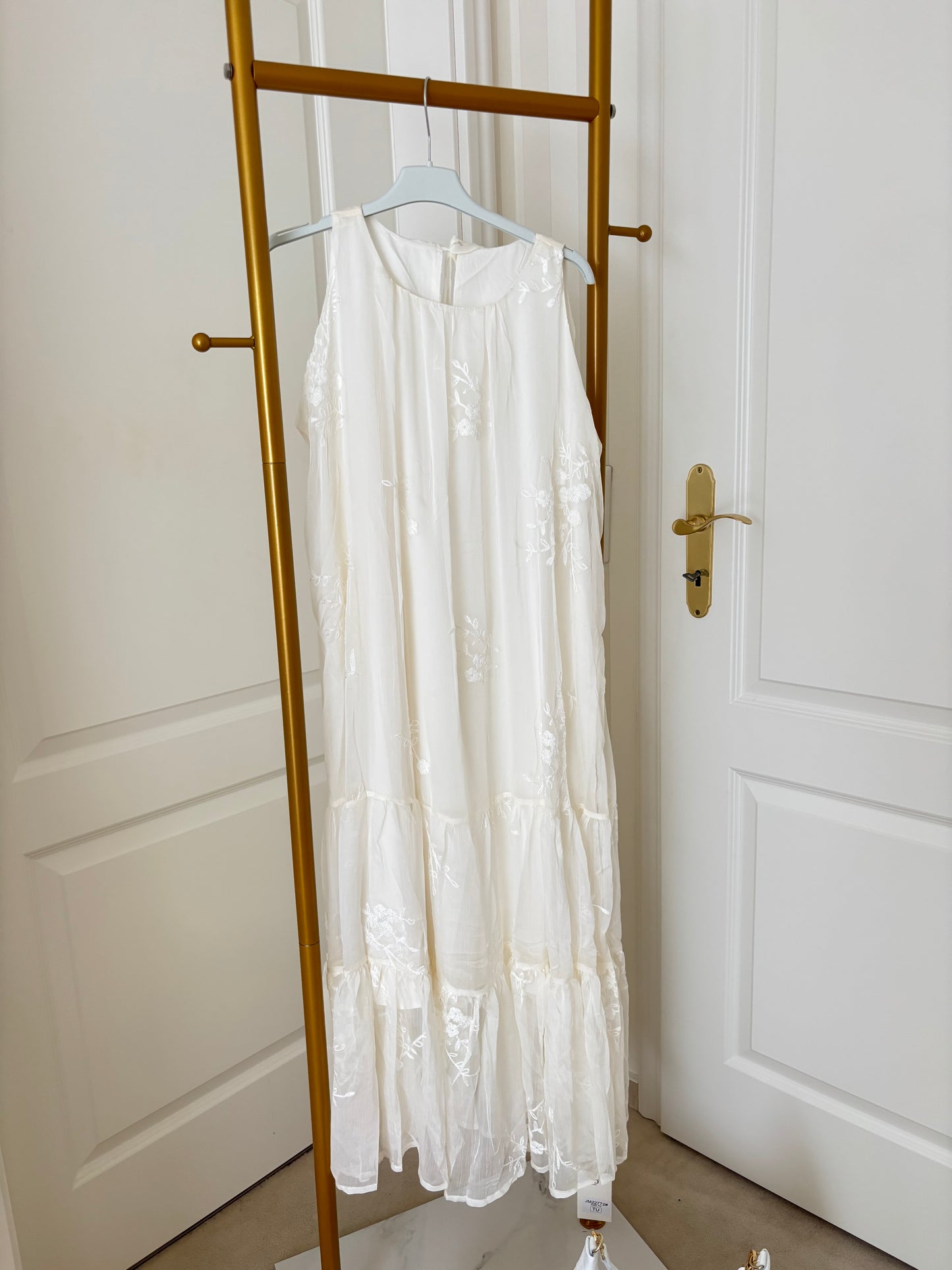 Zartes besticktes Kleid
