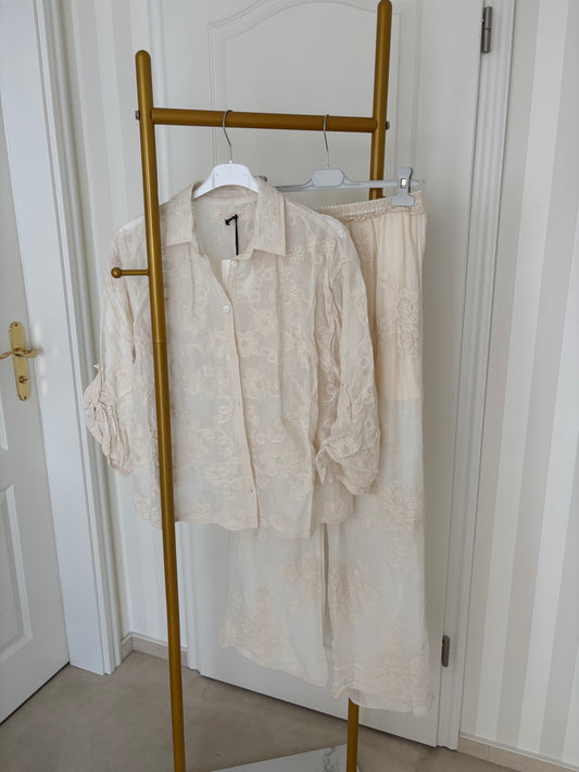 Zweiteiler mit feiner Stickerei