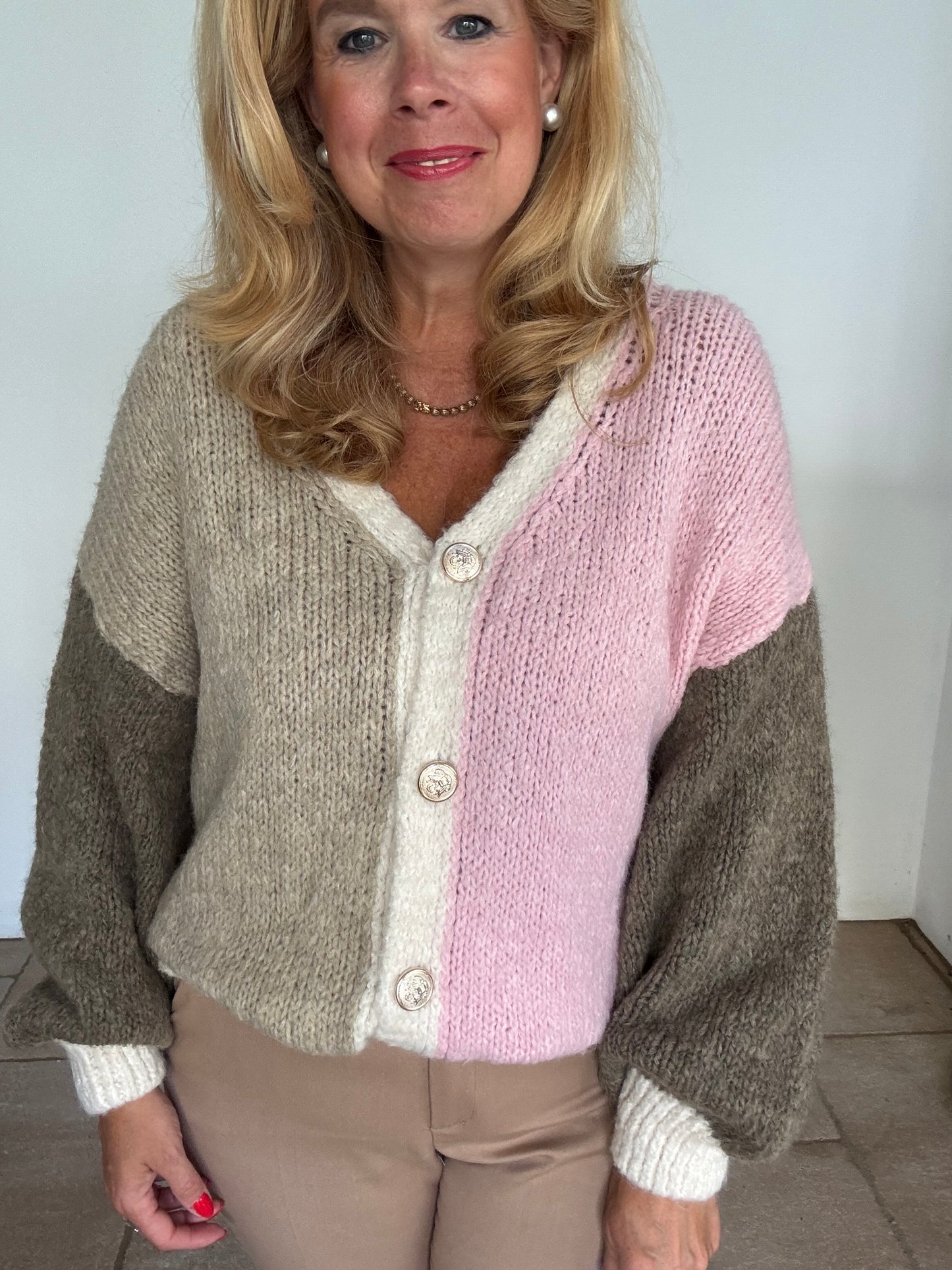 Farbenfrohe Strickjacke