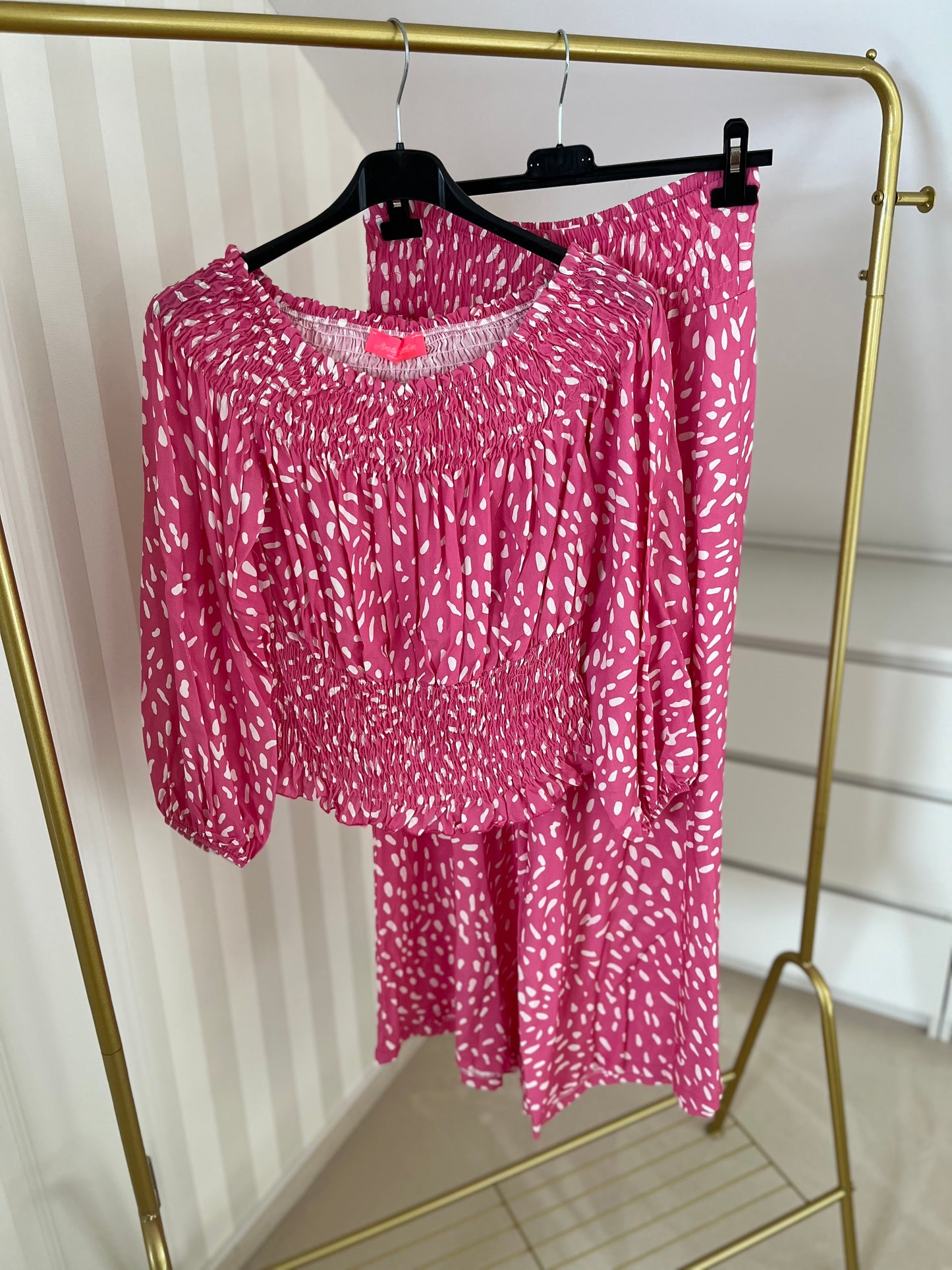Zweiteiler mit kleinen Polkadots