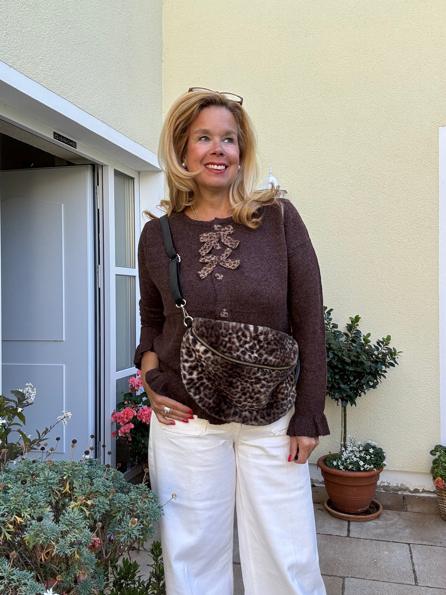 Softes Strickjäckchen mit Leoschleife