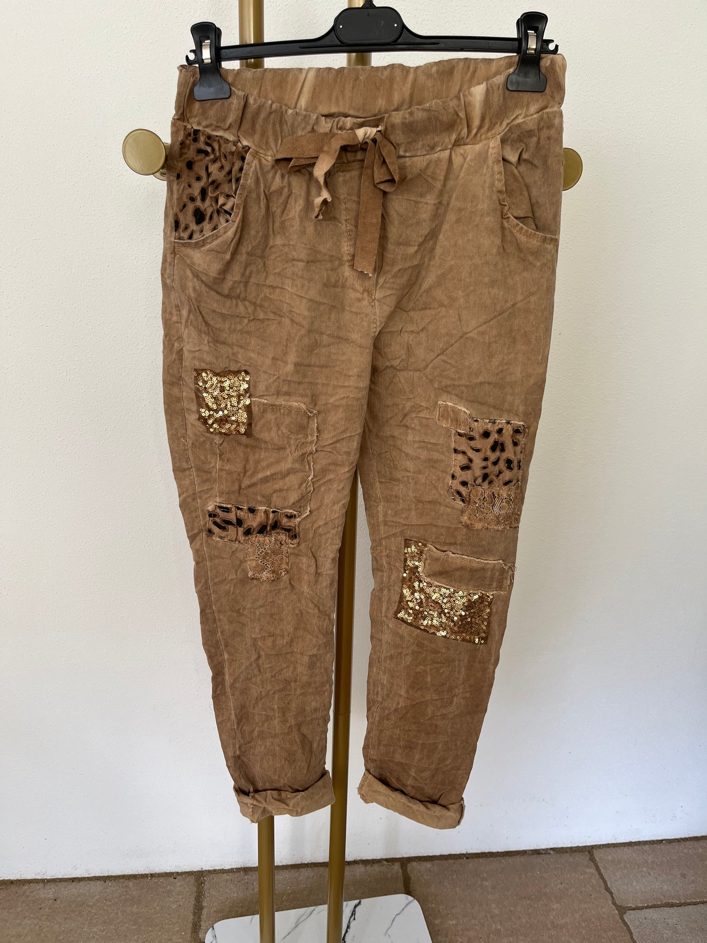Jogpant mit Patches in zwei Farben