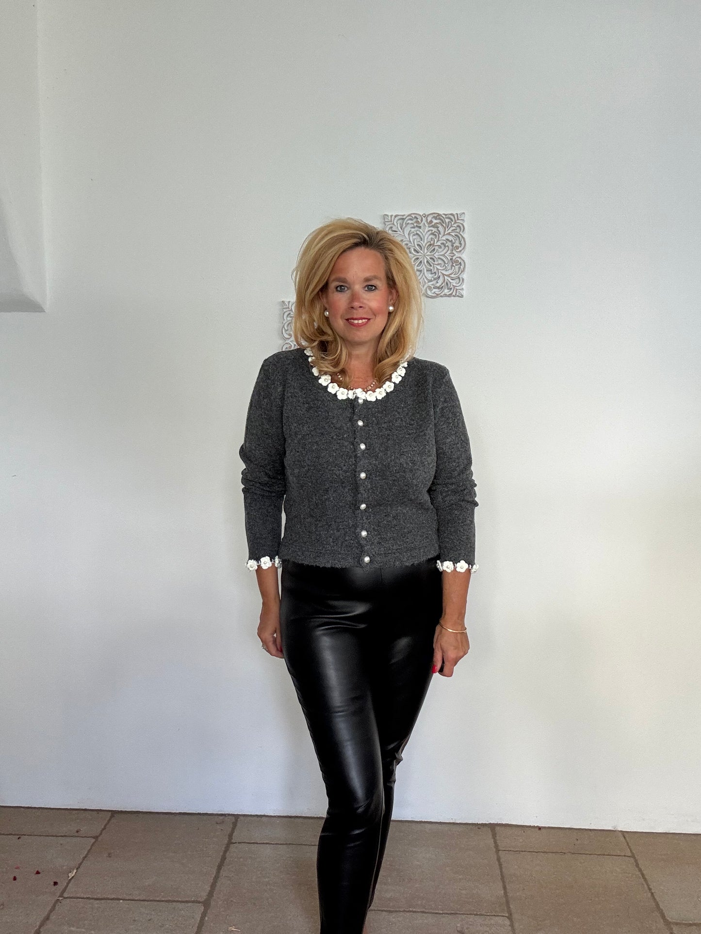 Taillenkurze Strickjacke