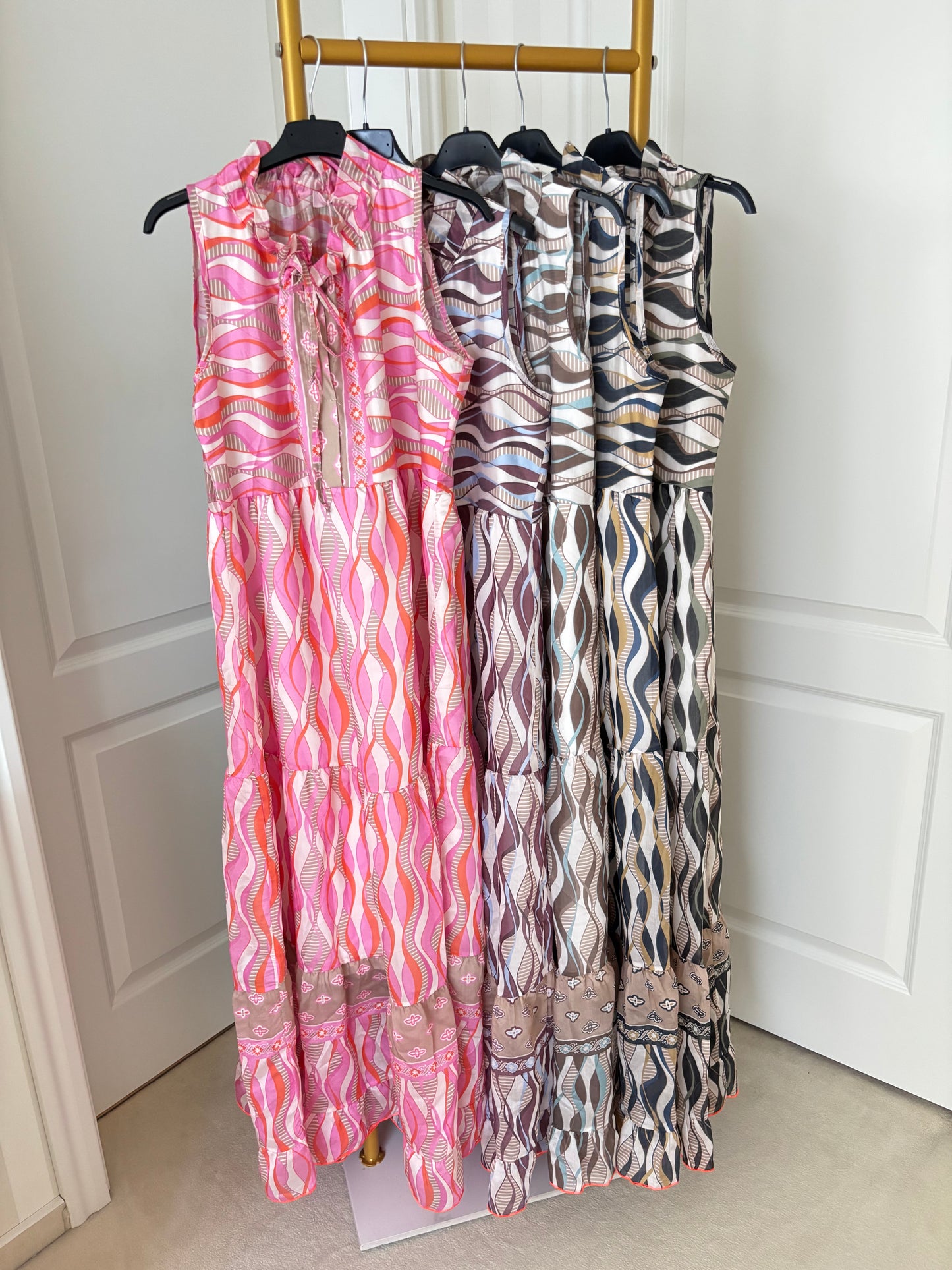 Kleid im Wellenmuster